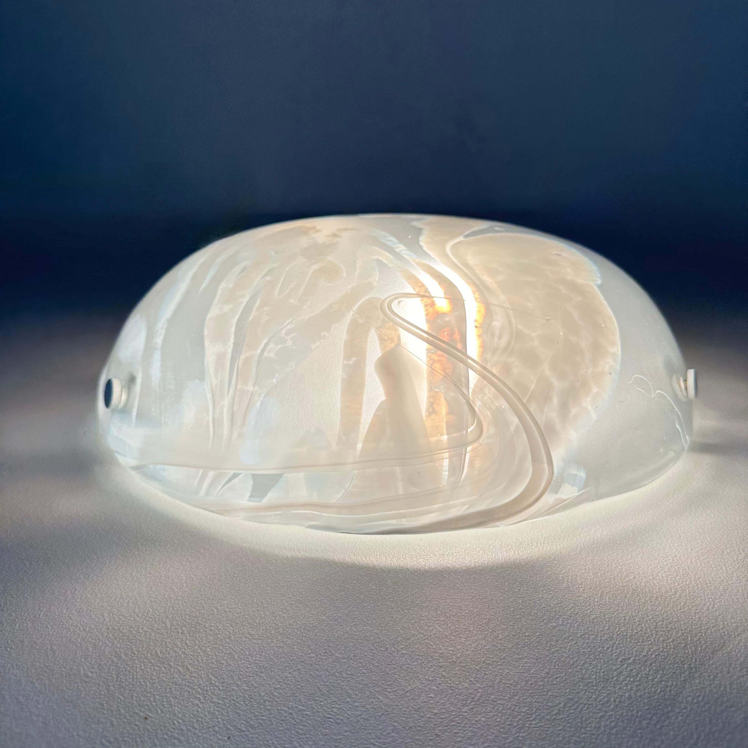 Hillebrand, verre de Murano, 1970

Dimensions :  35 cm de diamètre, 10,5cm de hauteur
Condit : bon
Période : 1970s
Matériau : Verre