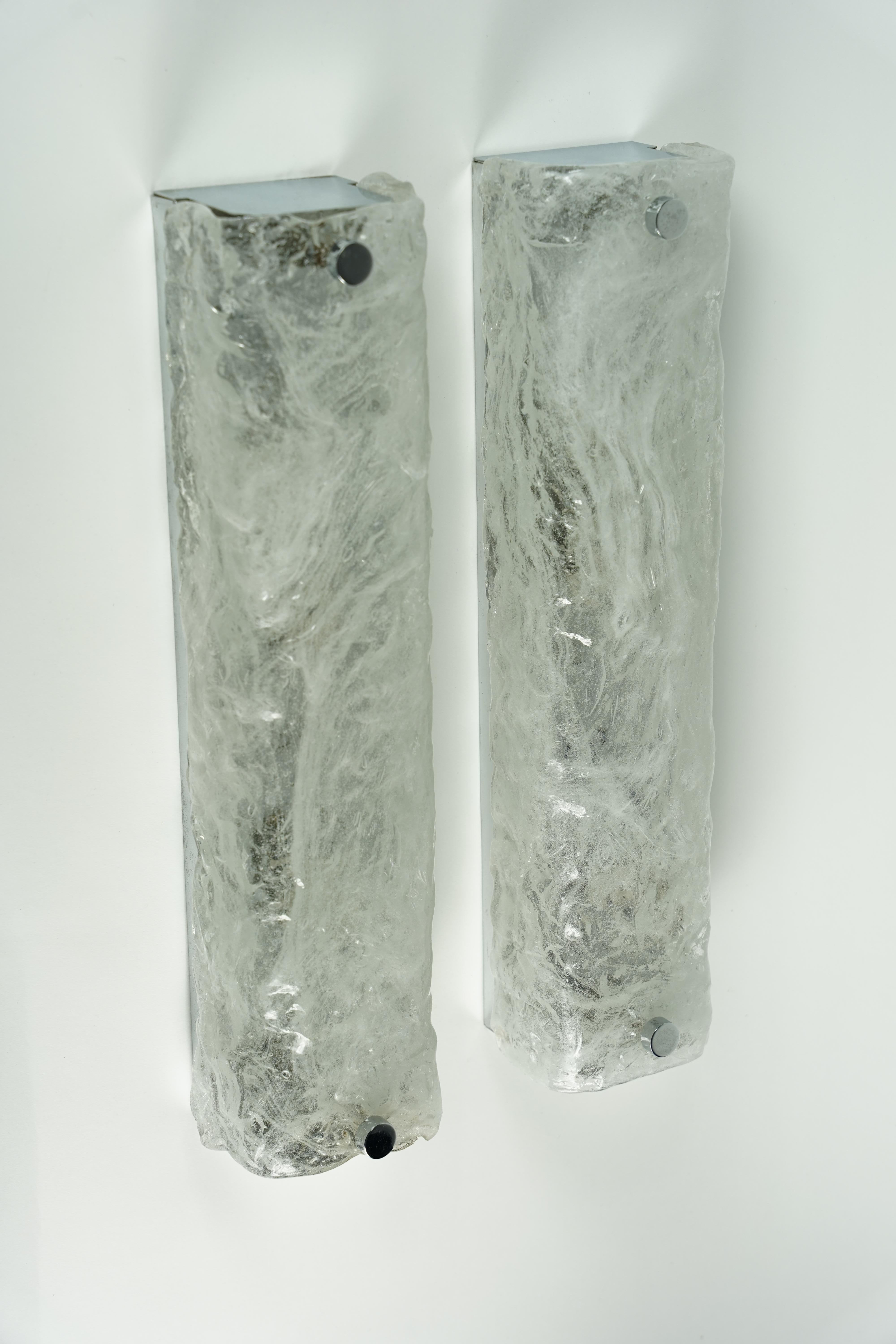 Appliques en verre Hillebrand, Allemagne, 1960,appliques murales par Hillebrand Allemagne, cadres chromés avec un abat-jour en verre épais avec une structure laiteuse blanche ondulée dans le verre, les abat-jours étant maintenus par deux grands épis