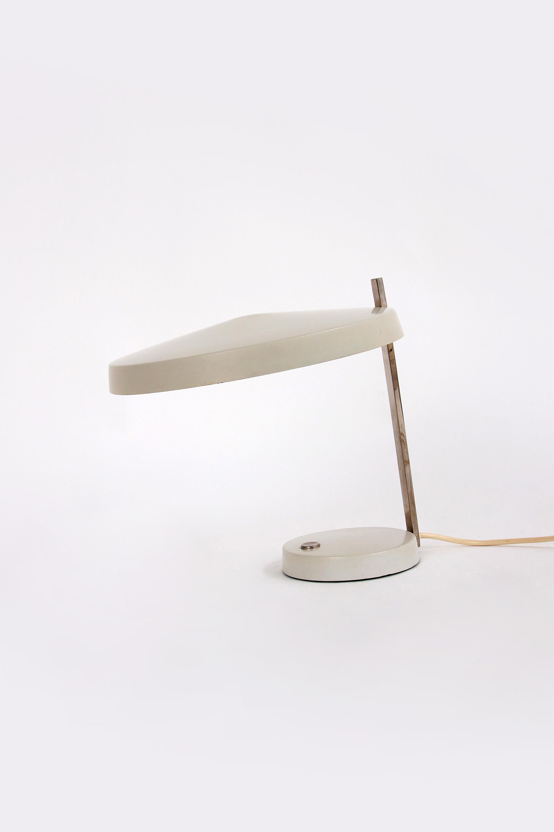Hillebrand leuchten, desk lamp Oslo designed by Heinz Pfaender 1960.


Discover the charm of the 60s with this authentic Hillebrand Oslo desk lamp, a timeless piece designed by the renowned Heinz Pfaender. This lamp, a pearl for lovers of vintage