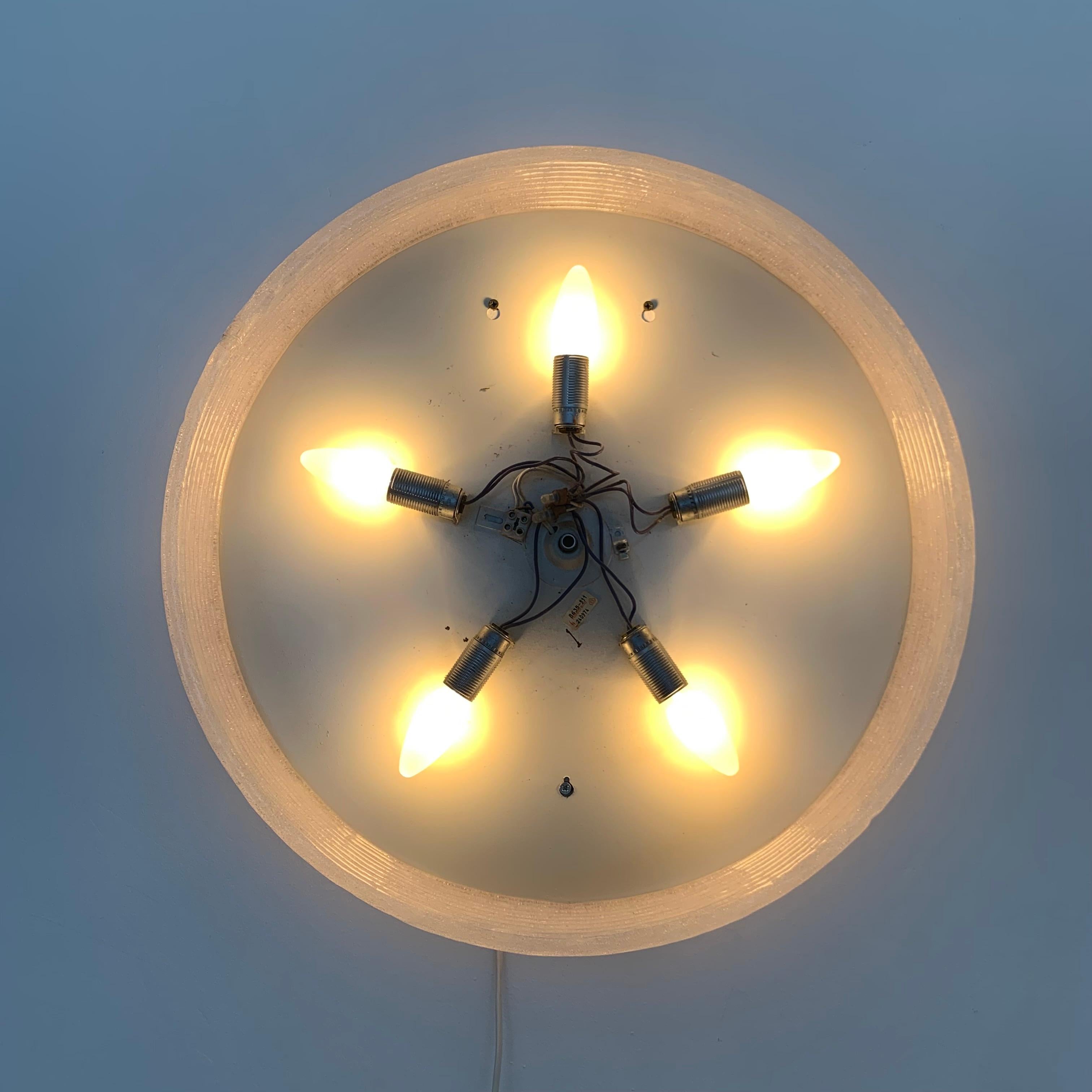 Allemand Miroir Hillebrand en lucite avec rétro-éclairage, années 1970 en vente