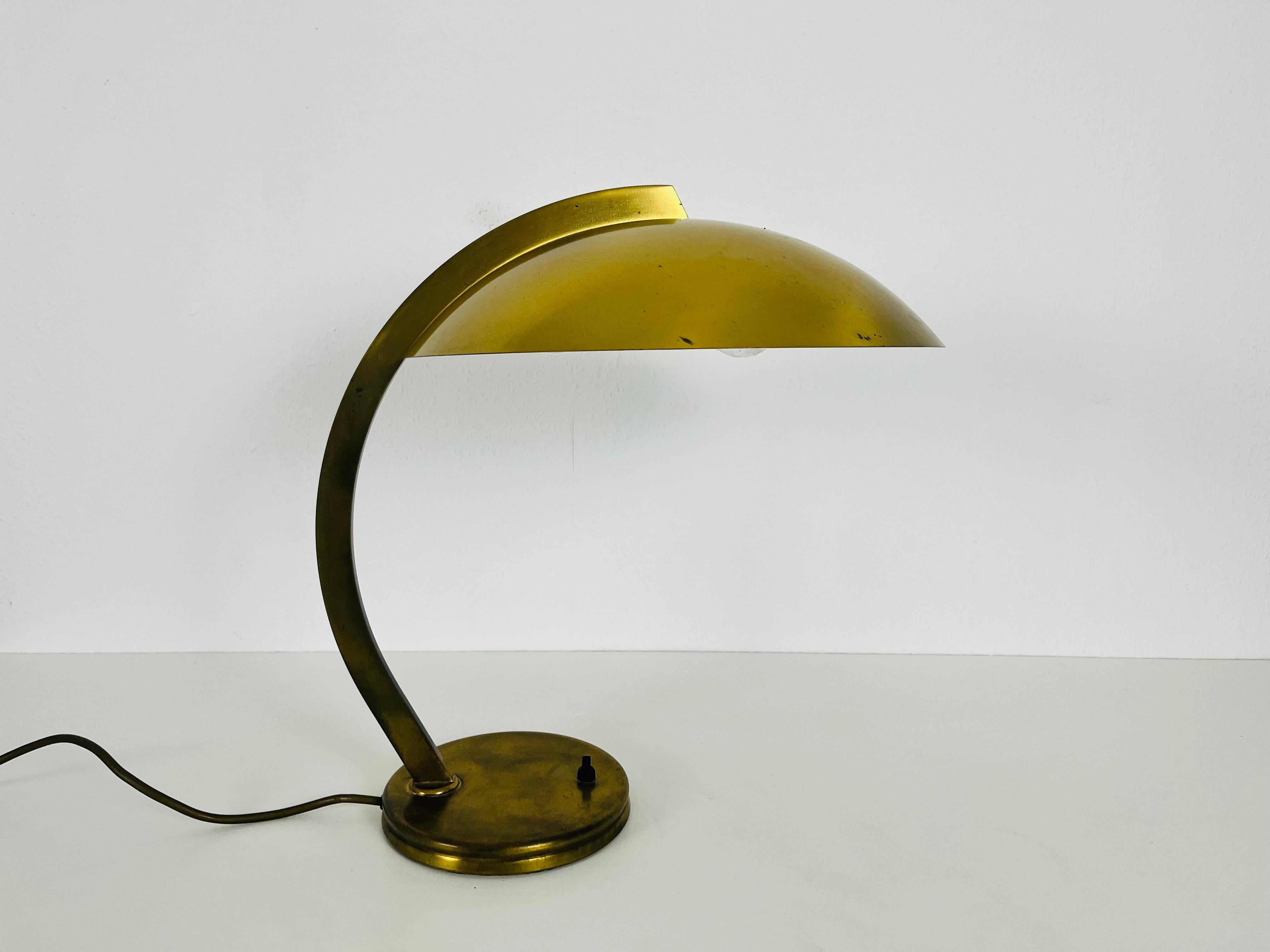 Une lampe de table Hillebrand fabriquée en Allemagne dans les années 1960. Fabriqué en laiton massif.

La lampe nécessite une ampoule E27 (US E26). Fonctionne avec les deux 220V/120V. Bon état vintage.

Expédition express gratuite dans le monde