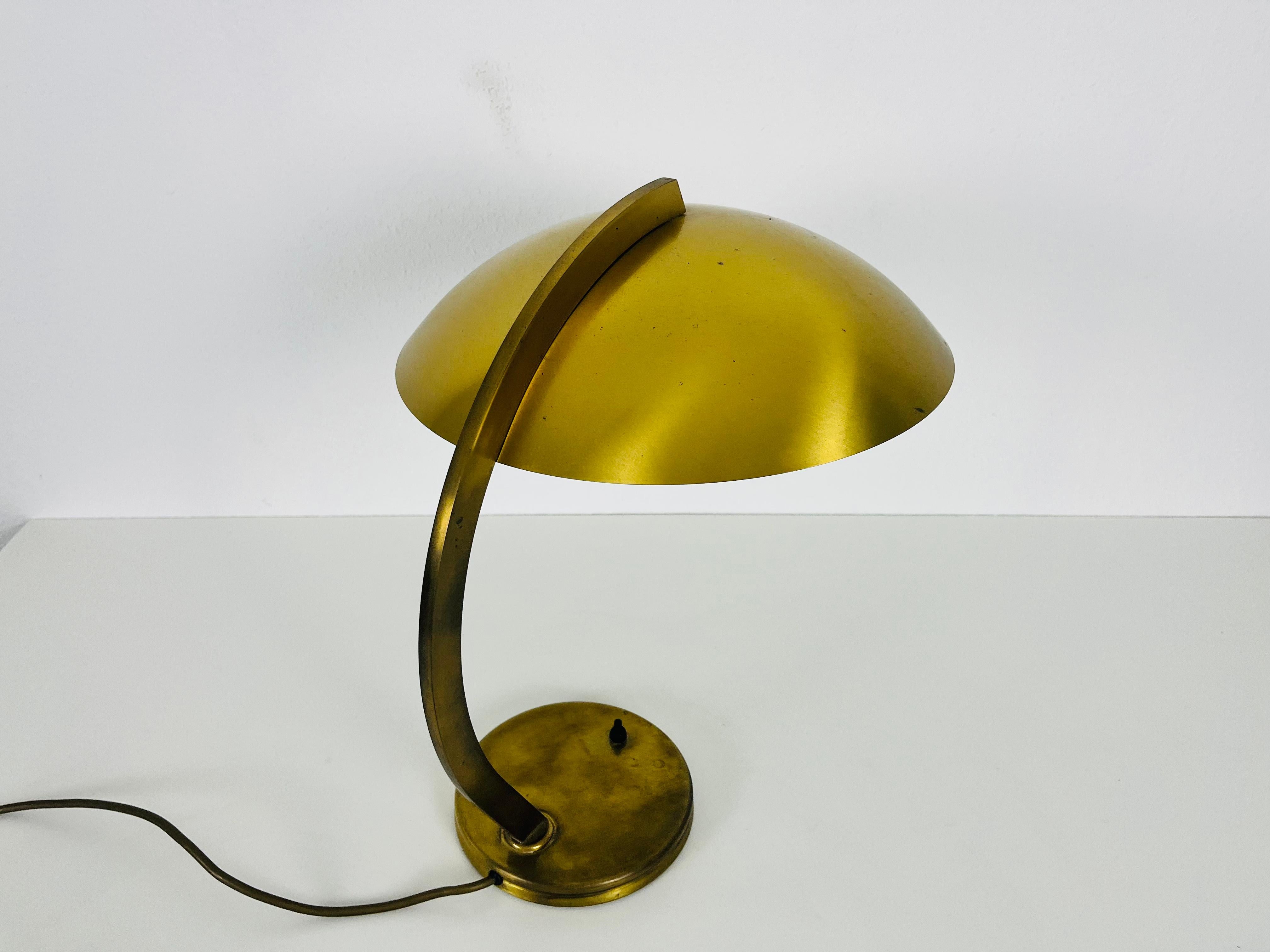 Lampada da tavolo Hillebrand in ottone pieno del Medioevo, anni '60, Germania in vendita 1