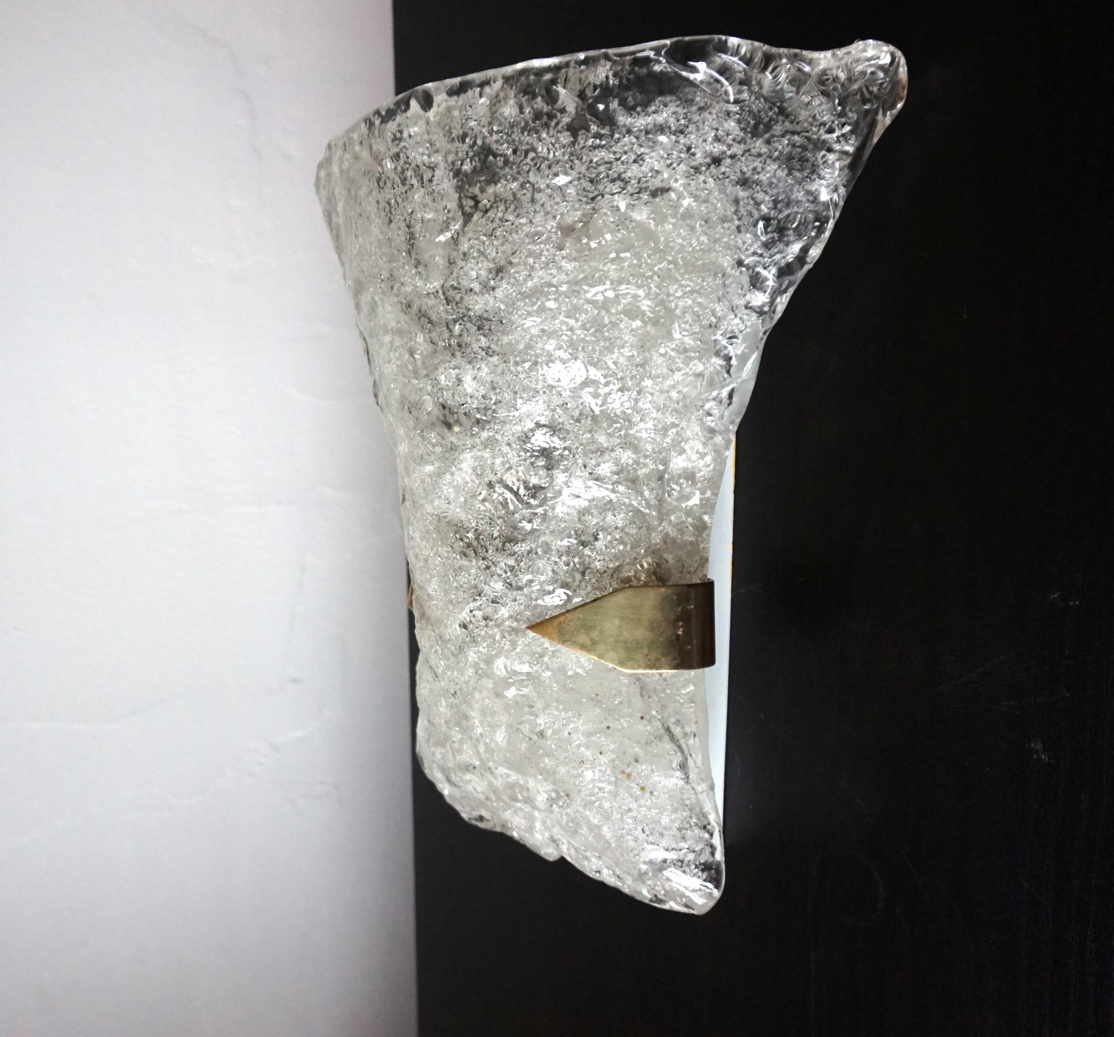 Questa lampada in vetro di Murano colpisce per la sua struttura in vetro estremamente attraente, che assomiglia in modo molto realistico a una struttura di ghiaccio. Il vetro è in ottime condizioni, senza segni di danni. Il corpo in vetro è tenuto