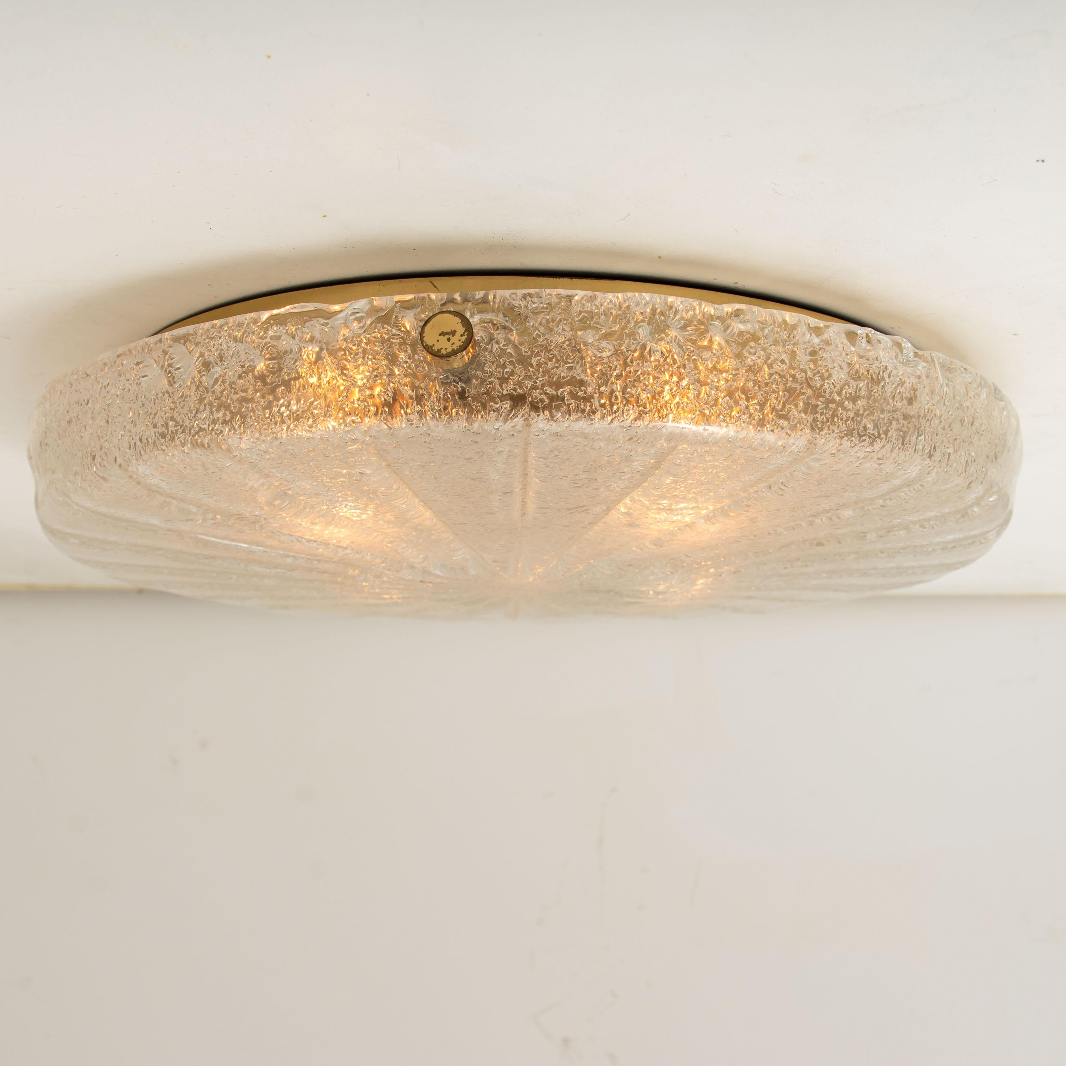 A wonderful round ice glass flush mount by Hillebrand, Germany, 1970s.
Thick sunburst surface pattern on a brass base. Illuminates beautifully.
Can also work for impressive wall light! 

High quality and in very good condition. Cleaned,