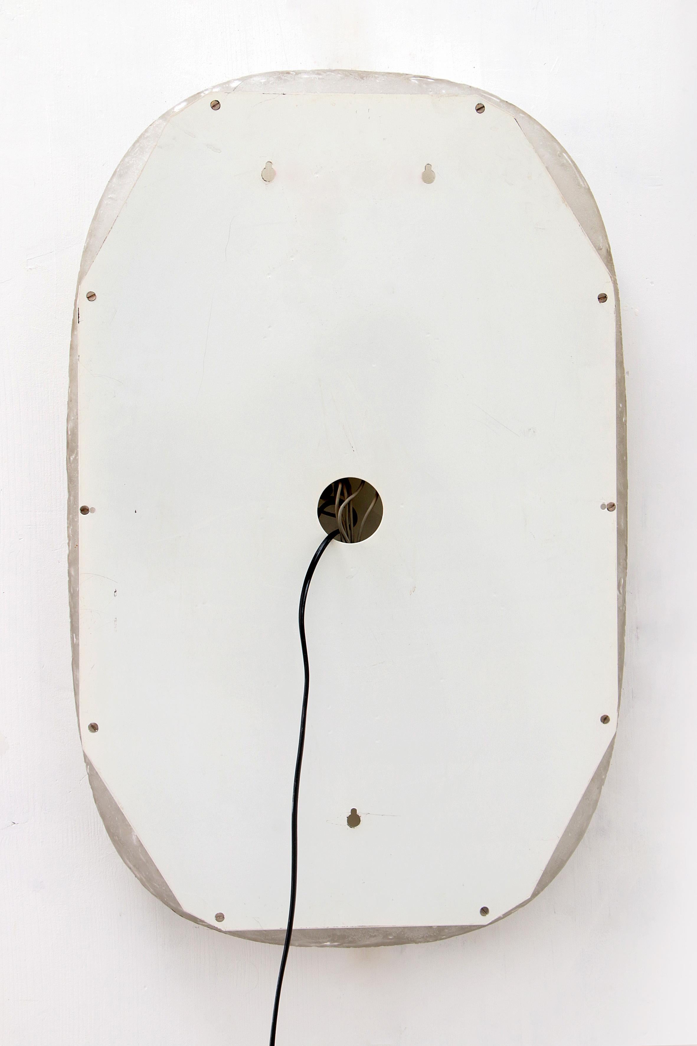 Hillebrand Specchio da parete ovale illuminato d'epoca in plexiglass 1960 Germania in vendita 3