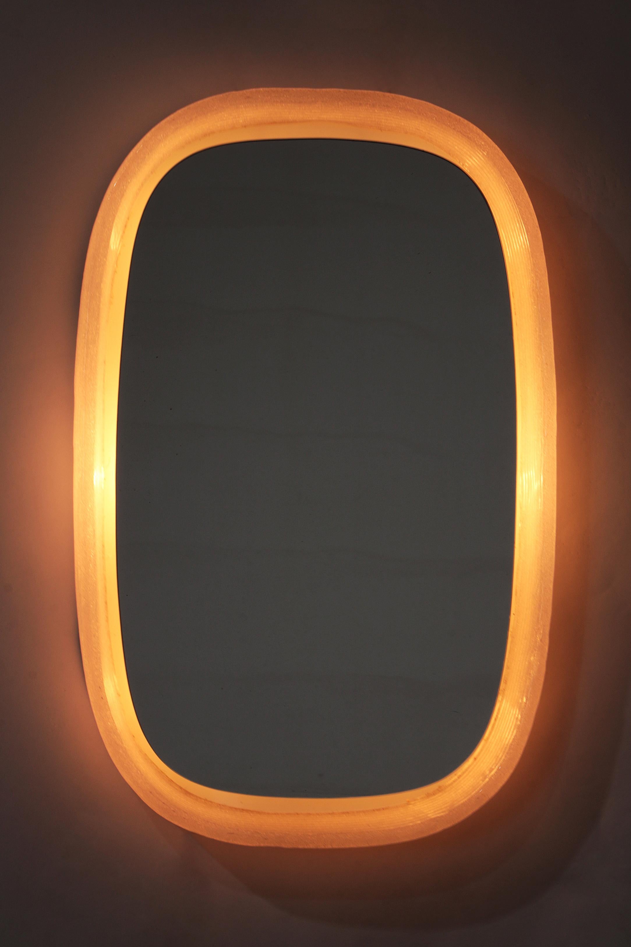 Mid-Century moderno Specchio da parete ovale illuminato Hillebrand Vintage Plexiglass bianco 1960s
