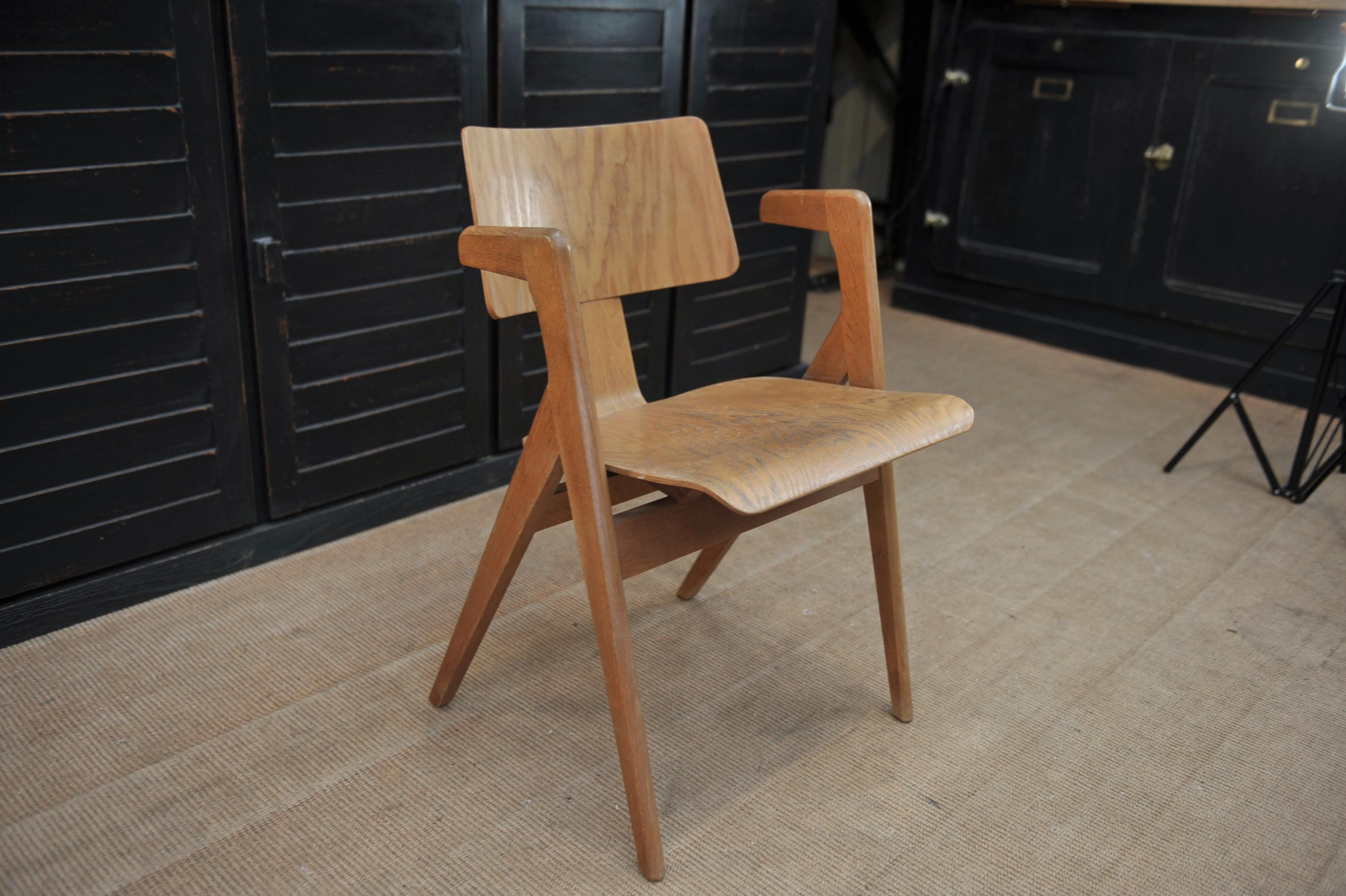 This armchair Model Hillestak was designed by the English Designer Robin Day in the 50s for the manufacturer Hillm. The stucture and supened armes are in solid oak. The seat and back made in curved ash tree veneer. Very stable and good condition. No