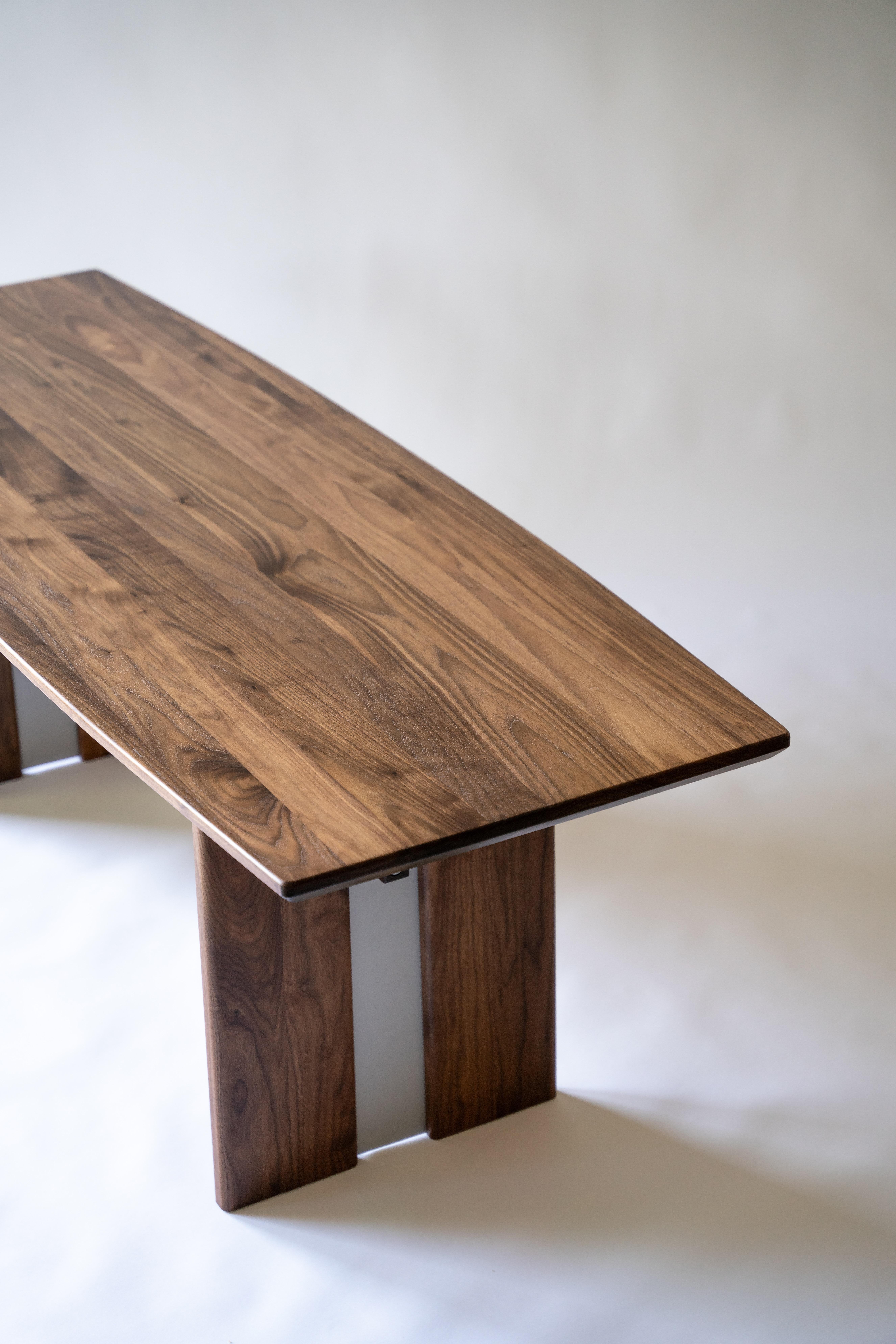 Mesa de comedor Hillside - Nogal negro macizo y acero recubierto de polvo en venta 2
