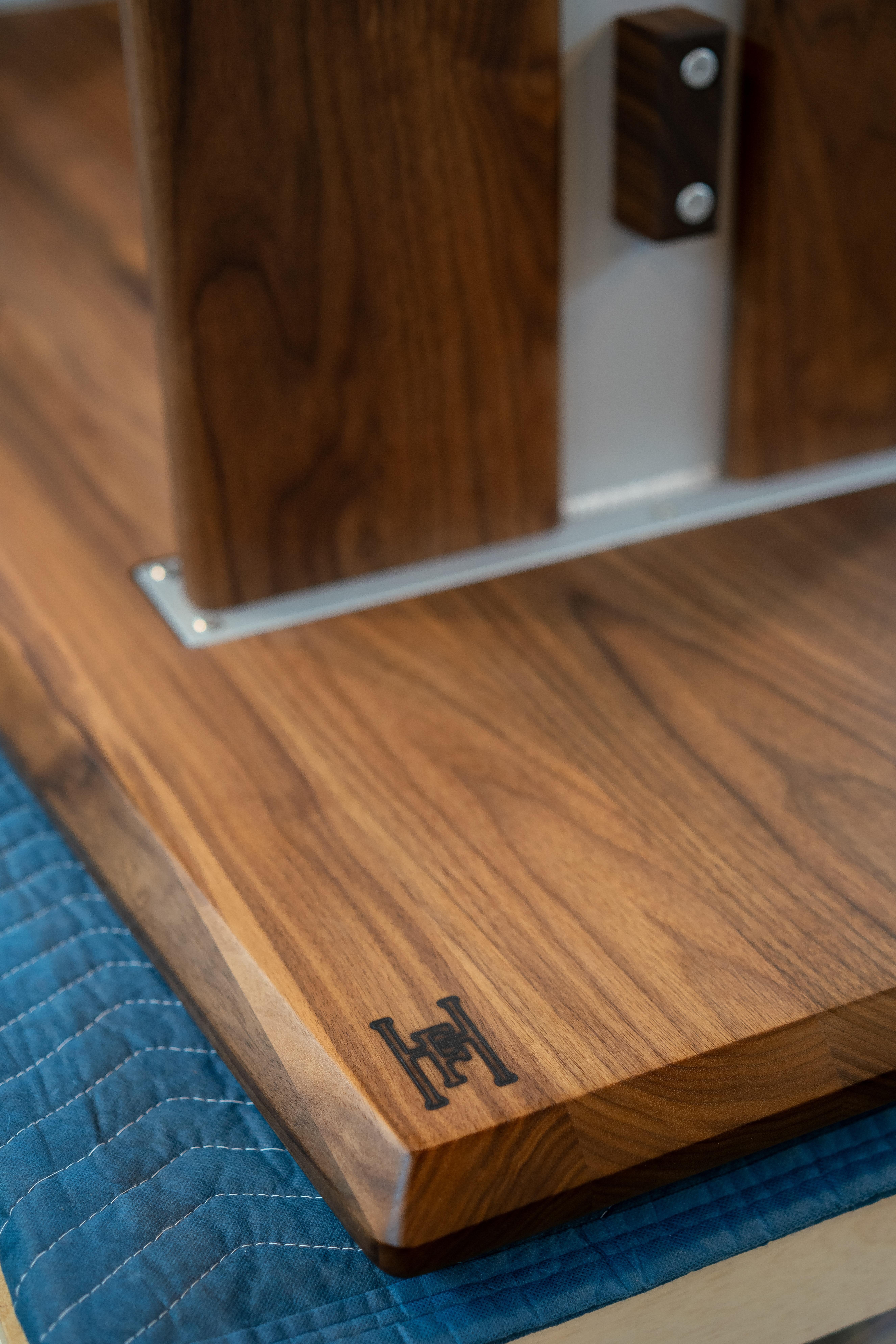 Mesa de comedor Hillside - Nogal negro macizo y acero recubierto de polvo en venta 3