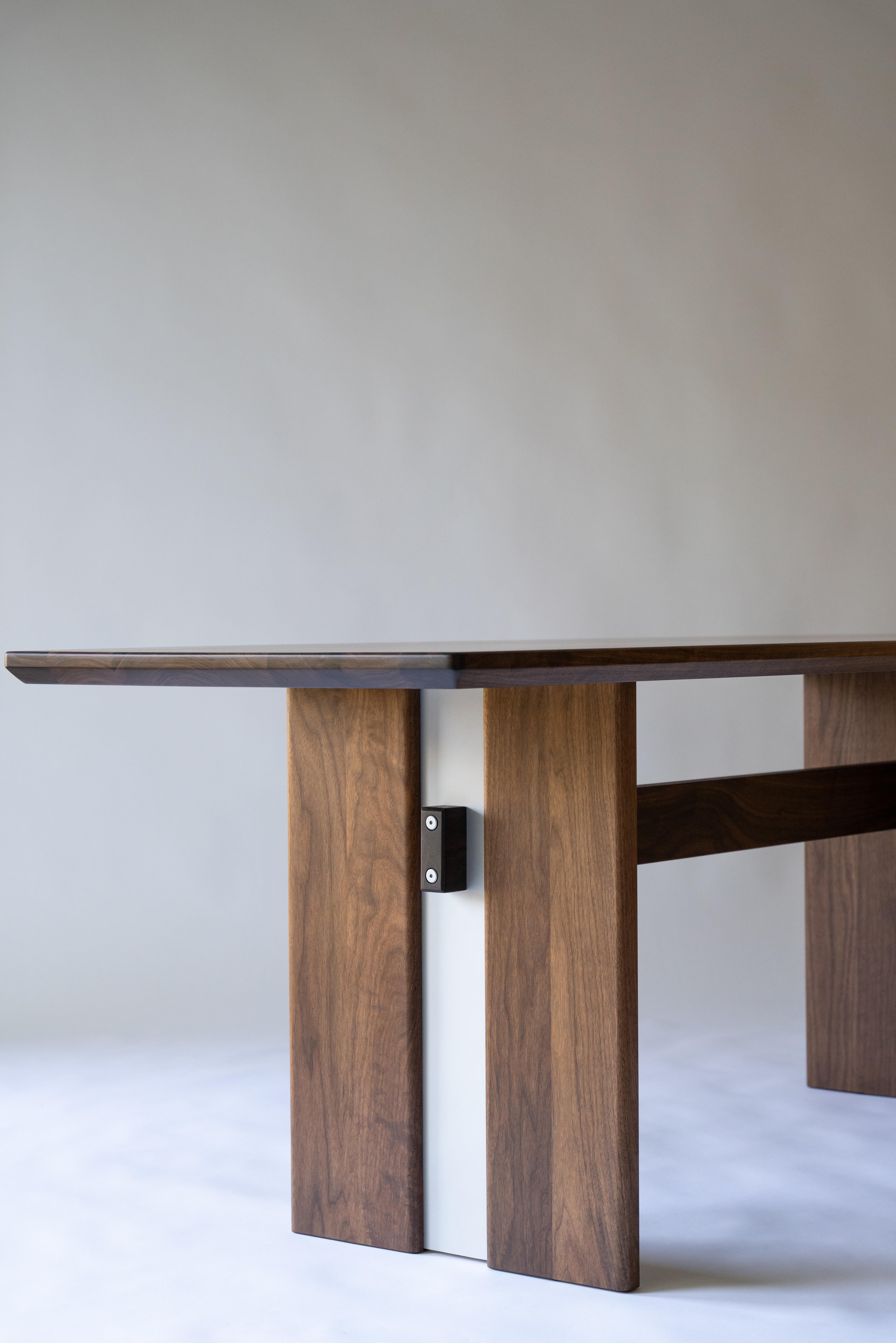 Mesa de comedor Hillside - Nogal negro macizo y acero recubierto de polvo Moderno de mediados de siglo en venta
