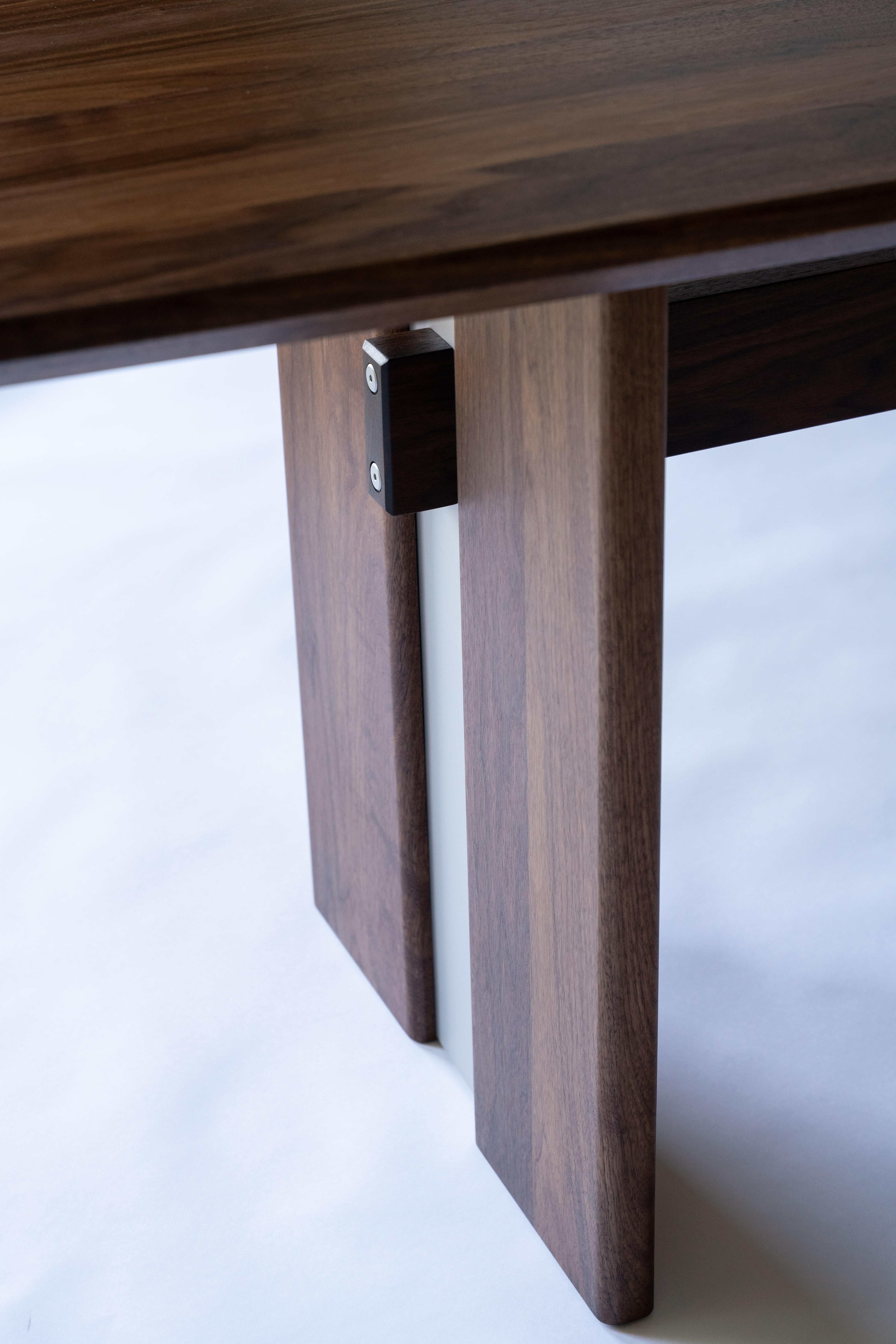Mesa de comedor Hillside - Nogal negro macizo y acero recubierto de polvo Estadounidense en venta