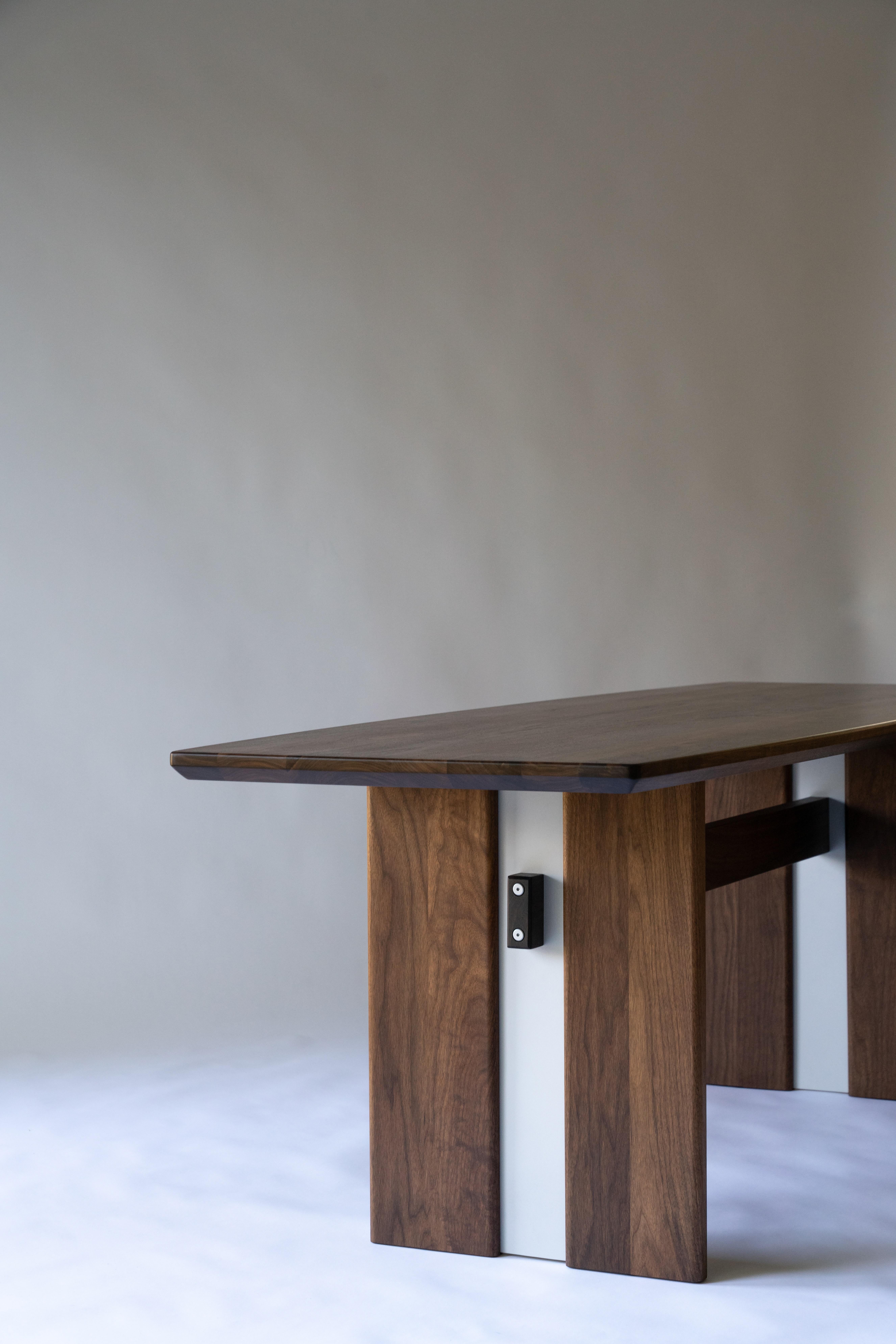 Mesa de comedor Hillside - Nogal negro macizo y acero recubierto de polvo Recubrimiento de polvo en venta
