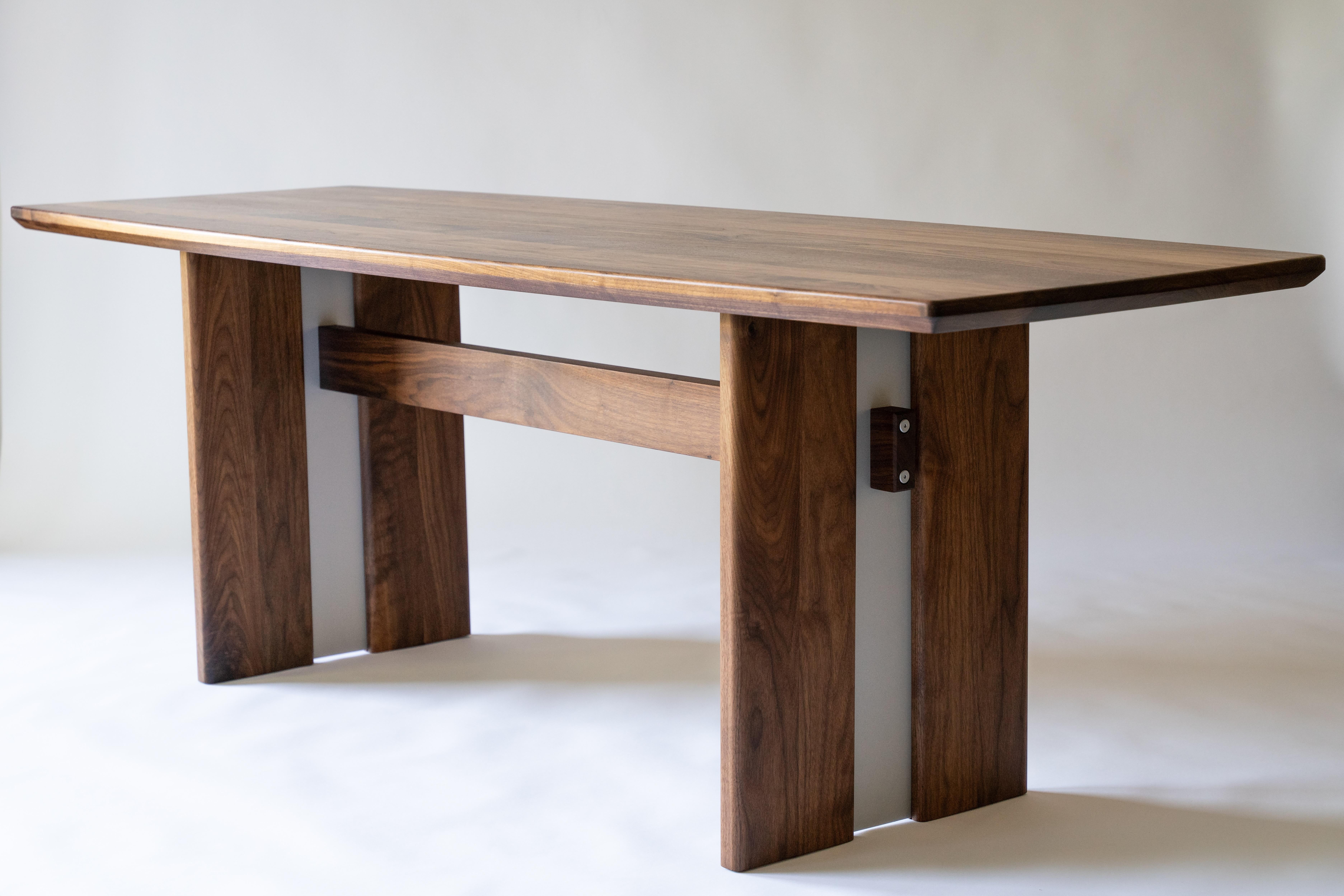 Mesa de comedor Hillside - Nogal negro macizo y acero recubierto de polvo Siglo XXI y contemporáneo en venta