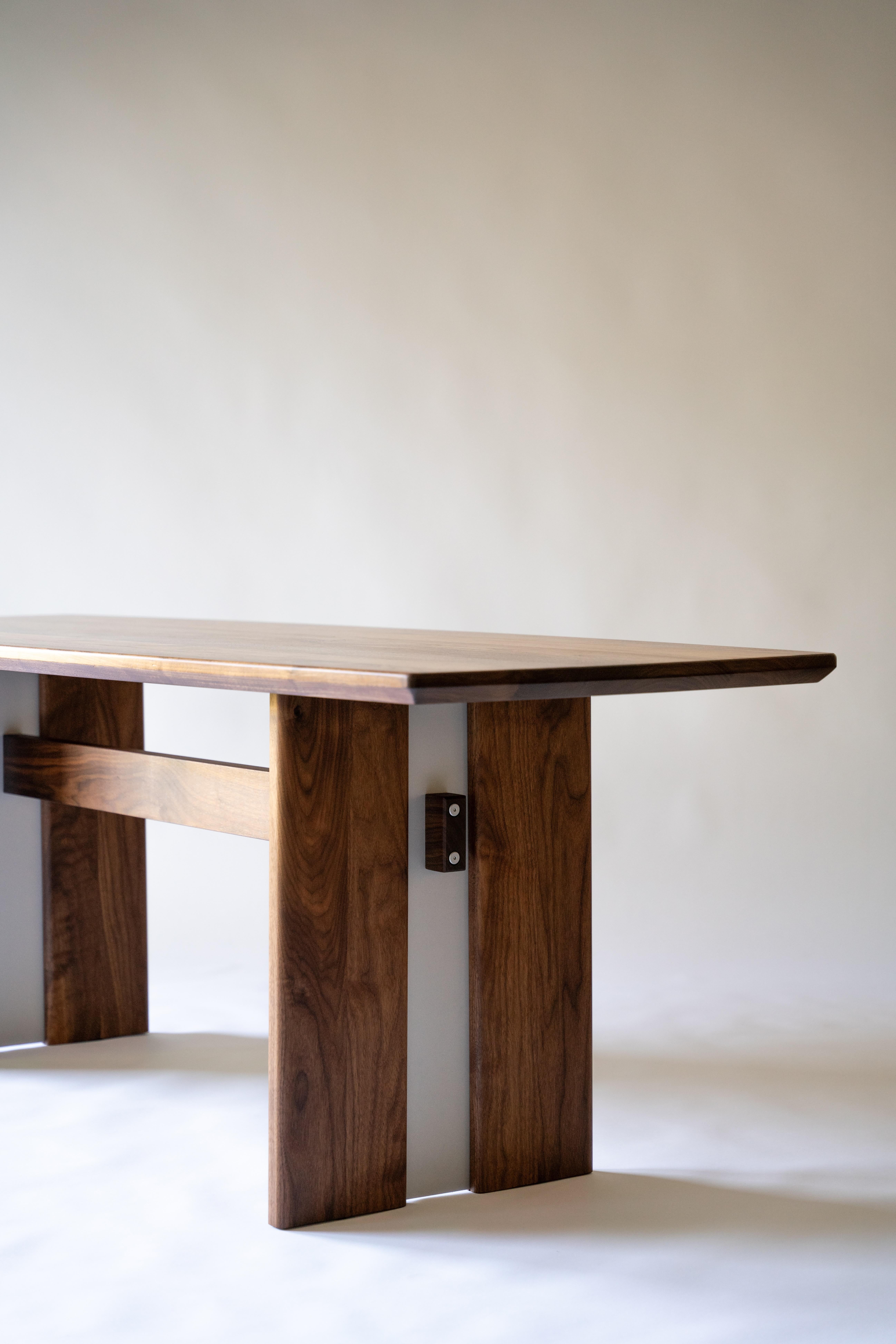 Mesa de comedor Hillside - Nogal negro macizo y acero recubierto de polvo Metal en venta