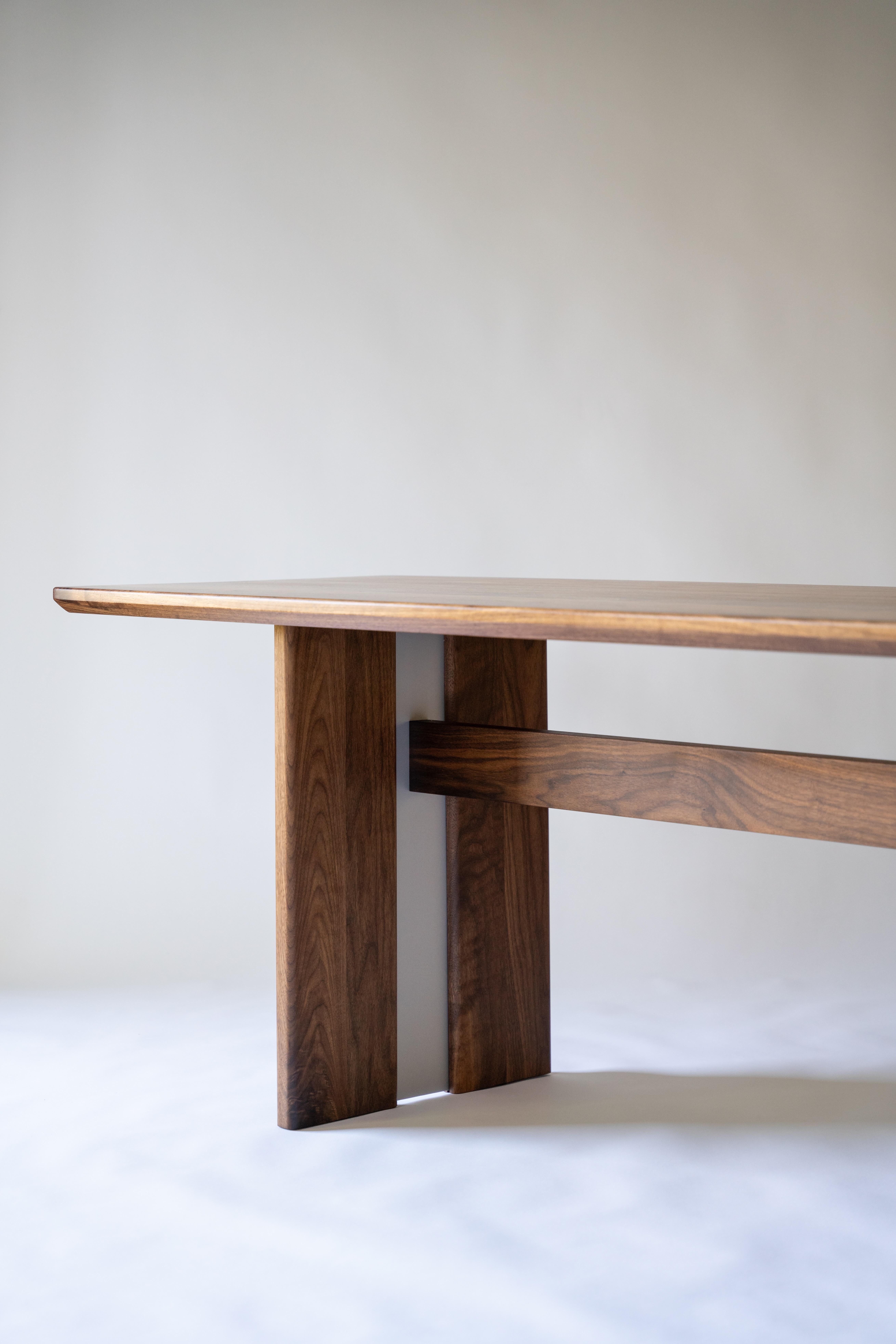 Mesa de comedor Hillside - Nogal negro macizo y acero recubierto de polvo en venta 1