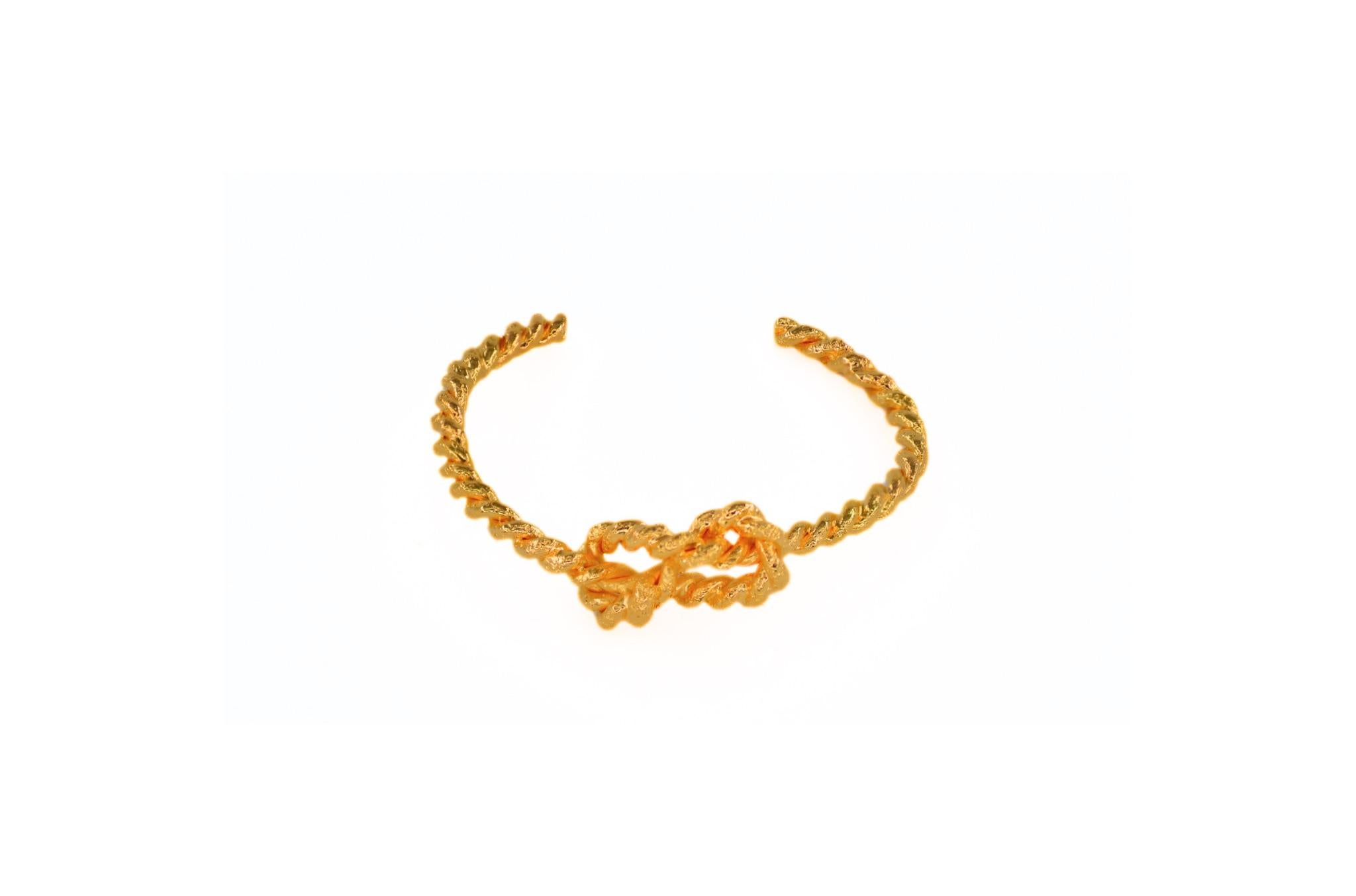 Pulsera de bronce dorado
Colección Hilo Rojo 
Fundición a la cera perdida hecha a mano
Bronce chapado en oro de 24 quilates por todas partes
Pieza única
España 