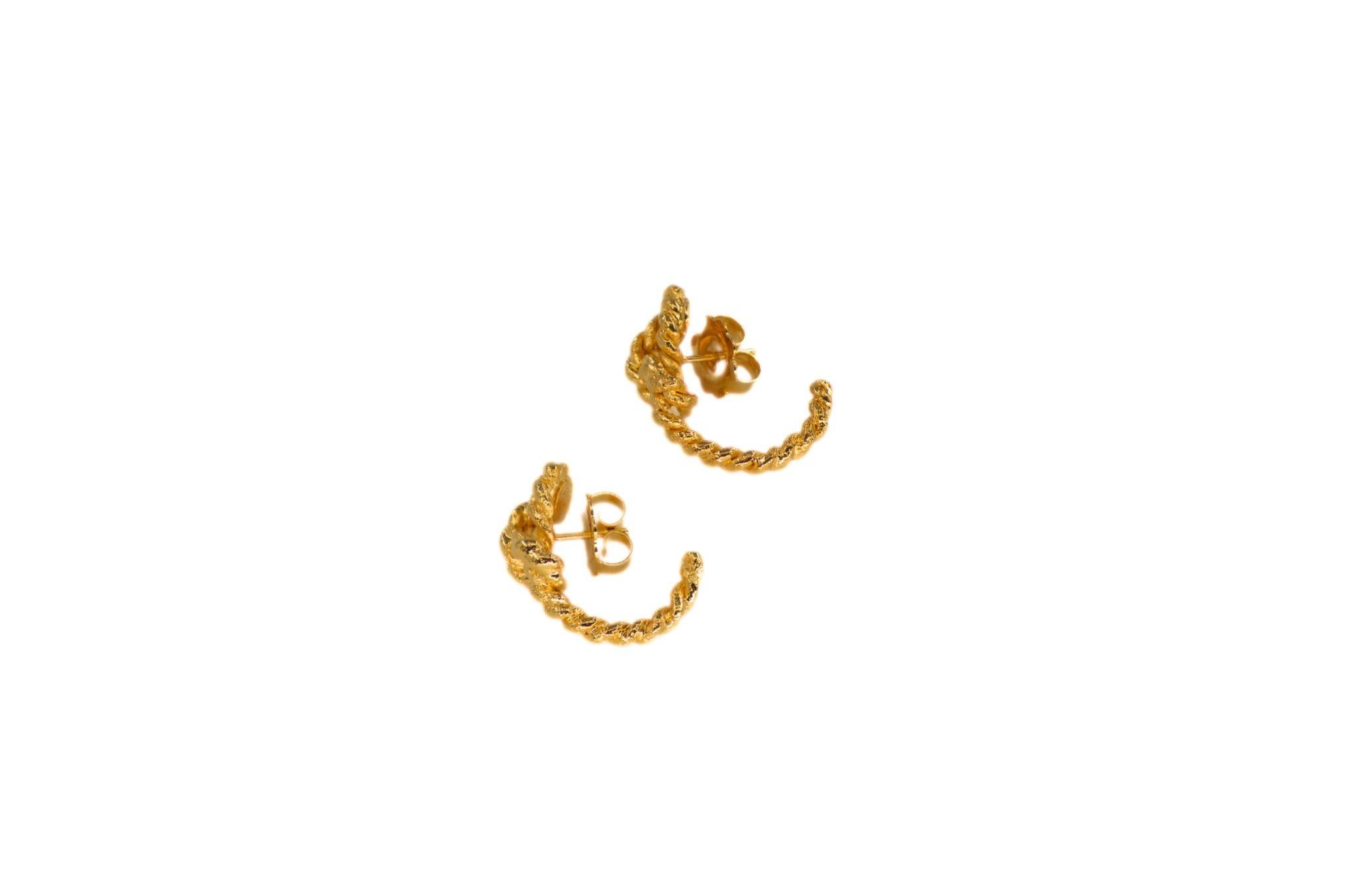 Pendientes de Bronce Dorado
Colección Hilo Rojo 
Fundición a la cera perdida hecha a mano
Bronce chapado en oro de 24 quilates por todas partes
Pieza única
España 