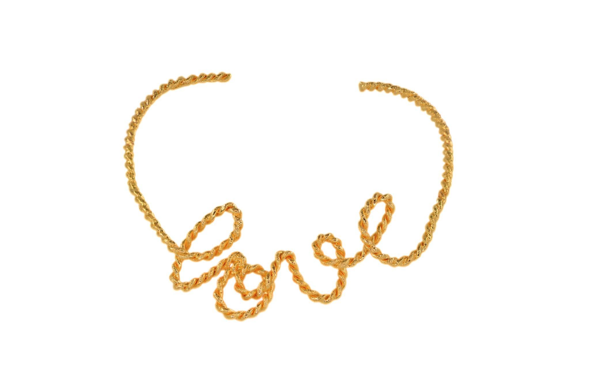 Collar de Bronce Dorado
Colección Hilo Rojo 
Fundición a la cera perdida hecha a mano
Bronce chapado en oro de 24 quilates por todas partes
Pieza única
España 
