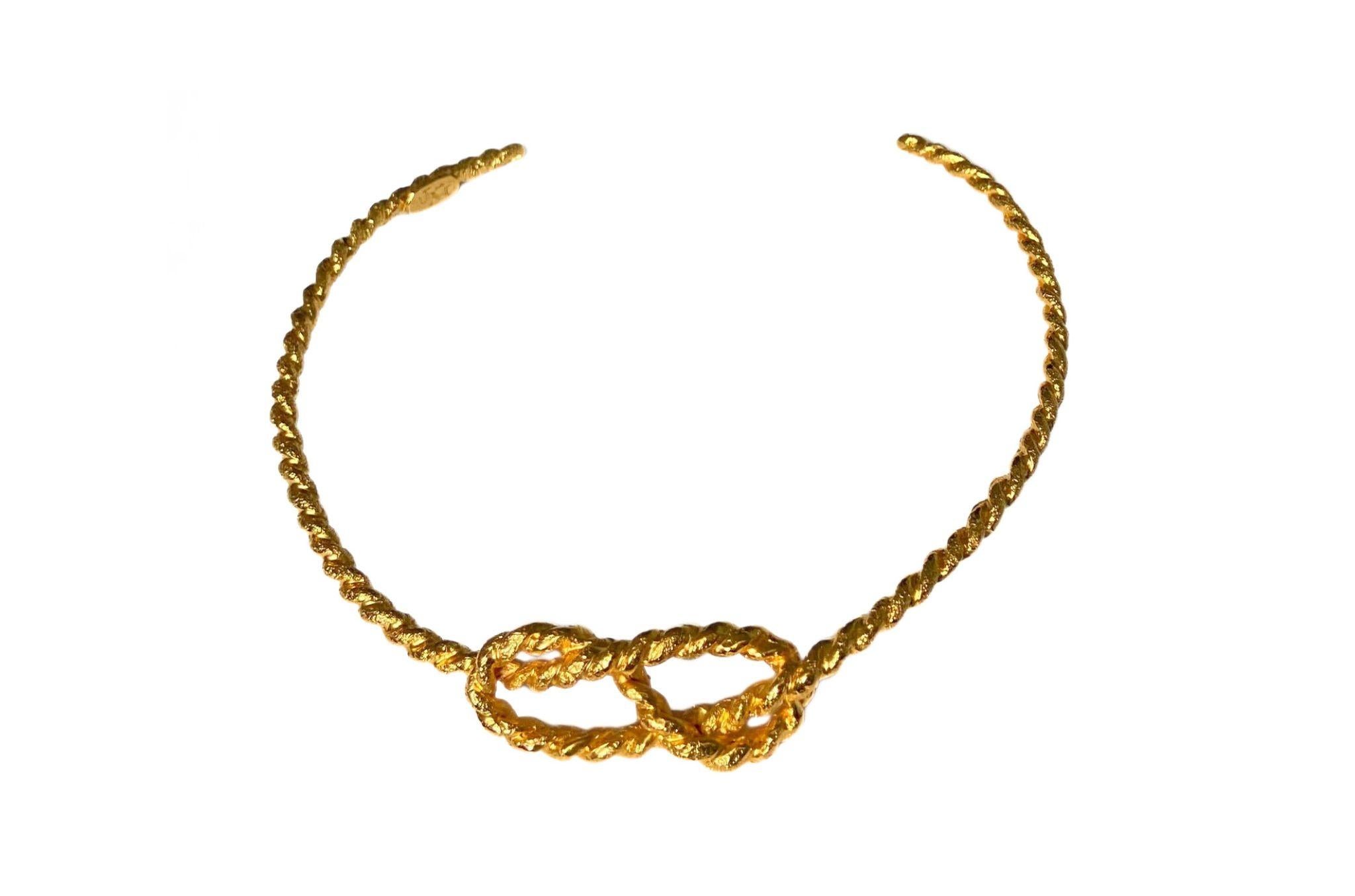 Collar de Bronce Dorado
Colección Hilo Rojo 
Fundición a la cera perdida hecha a mano
Bronce chapado en oro de 24 quilates por todas partes
Pieza única
España 