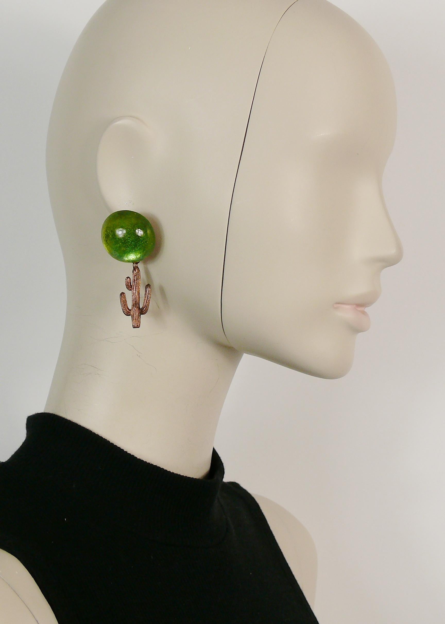 HILTON McCONNICO for DAUM vintage dangling earrings (clip-on) featuring a large green pate de verre cabochon top and a copper toned cactus charm.

Embossed HMc DAUM FRANCE.

Indicative measurements : height approx. 6 cm (2.36 inches) / max. width