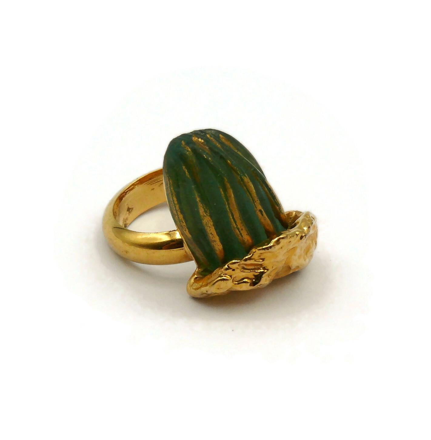 HILTON McCONNICO for DAUM vintage rare gold tone ring featuring a pate de verre cactus.

Embossed HMc and DAUM FRANCE.

Indicative measurements : inner circumference approx. 5.03 cm (1.98 inches).

Materials : Gold tone metal hardware / Pate de