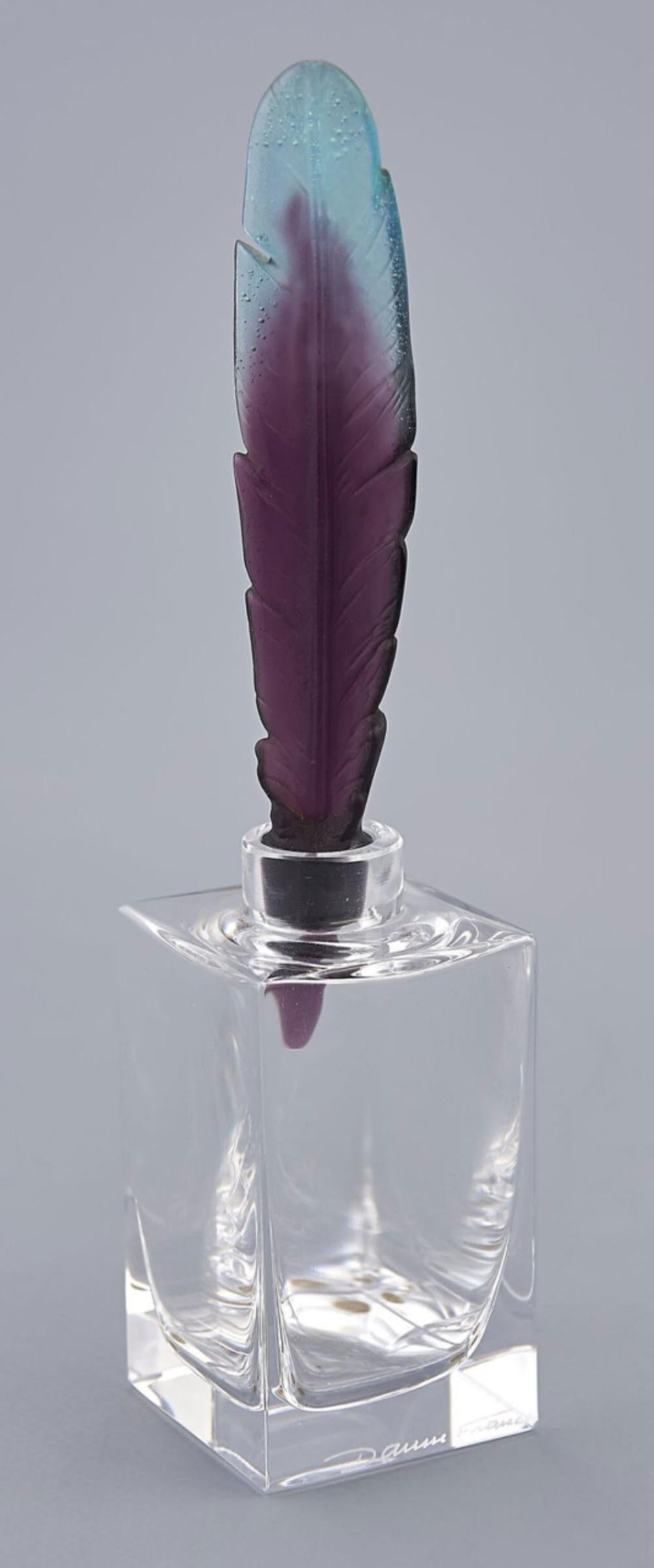 Tintero de cristal con plumín de pâte de verre policromado en azul y violeta. 

Altura: 22.5 cm

