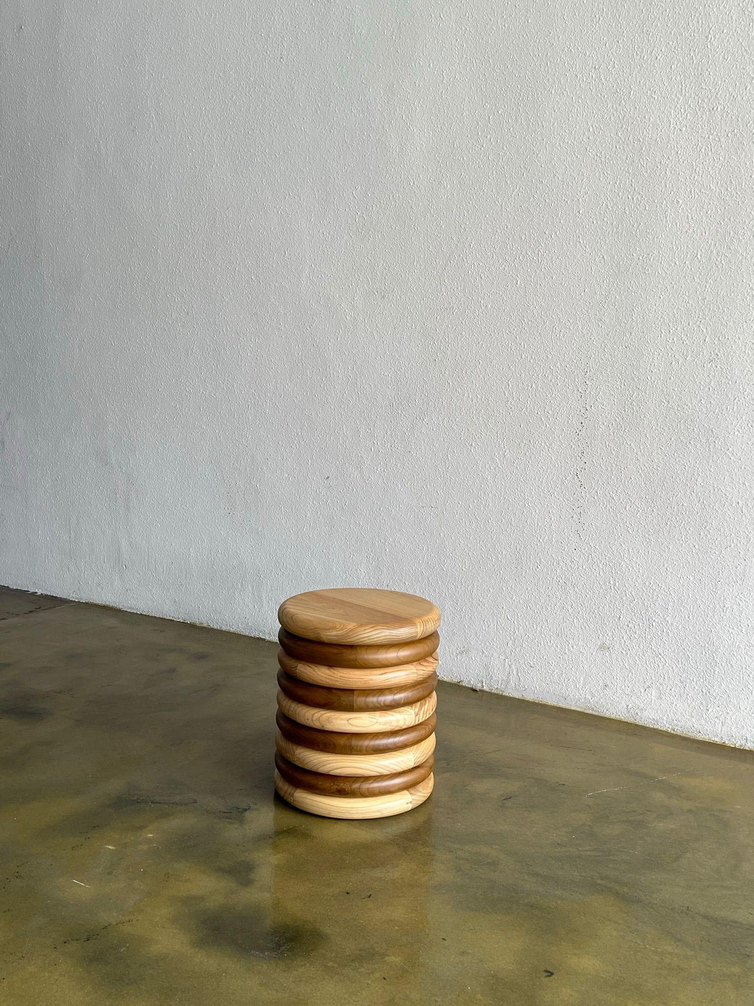 Le tabouret Hilu, conçu par le Studio Kallang, est une pièce sculpturale et intemporelle fabriquée à la main en Indonésie à partir de teck massif et de sungkai par des artisans qualifiés de génération en génération. 

Inspiré par les desserts de