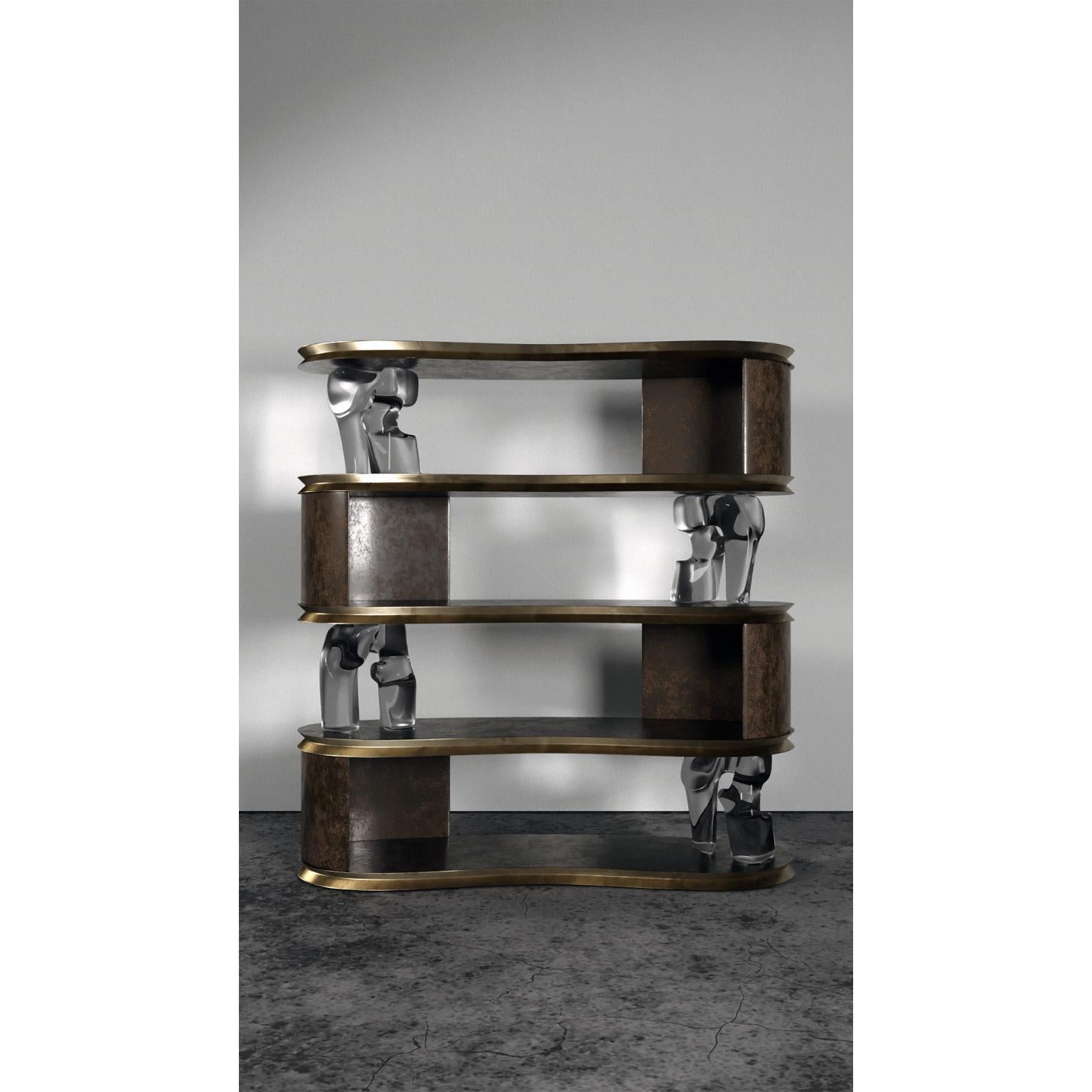 Scaffalatura HIM Free Standing di Three One Four Studio
Un pezzo unico.
Dimensioni: D 60 x L 180 x H 190 cm.
Materiali: Cartoncino, resina, metallo liquido e gesso.

Lo studio Three One Four Studio è nato dalla relazione simbiotica tra il designer