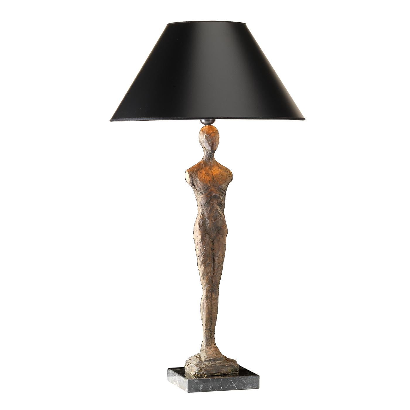 Die Him Lamp vereint Funktionalität und Design in einem. Sie besteht aus einem Marmorsockel, auf dem eine atemberaubende Bronzestatuette in Form einer stilisierten männlichen Figur steht. Dieses Stück sorgt mit seiner starken Präsenz für ein