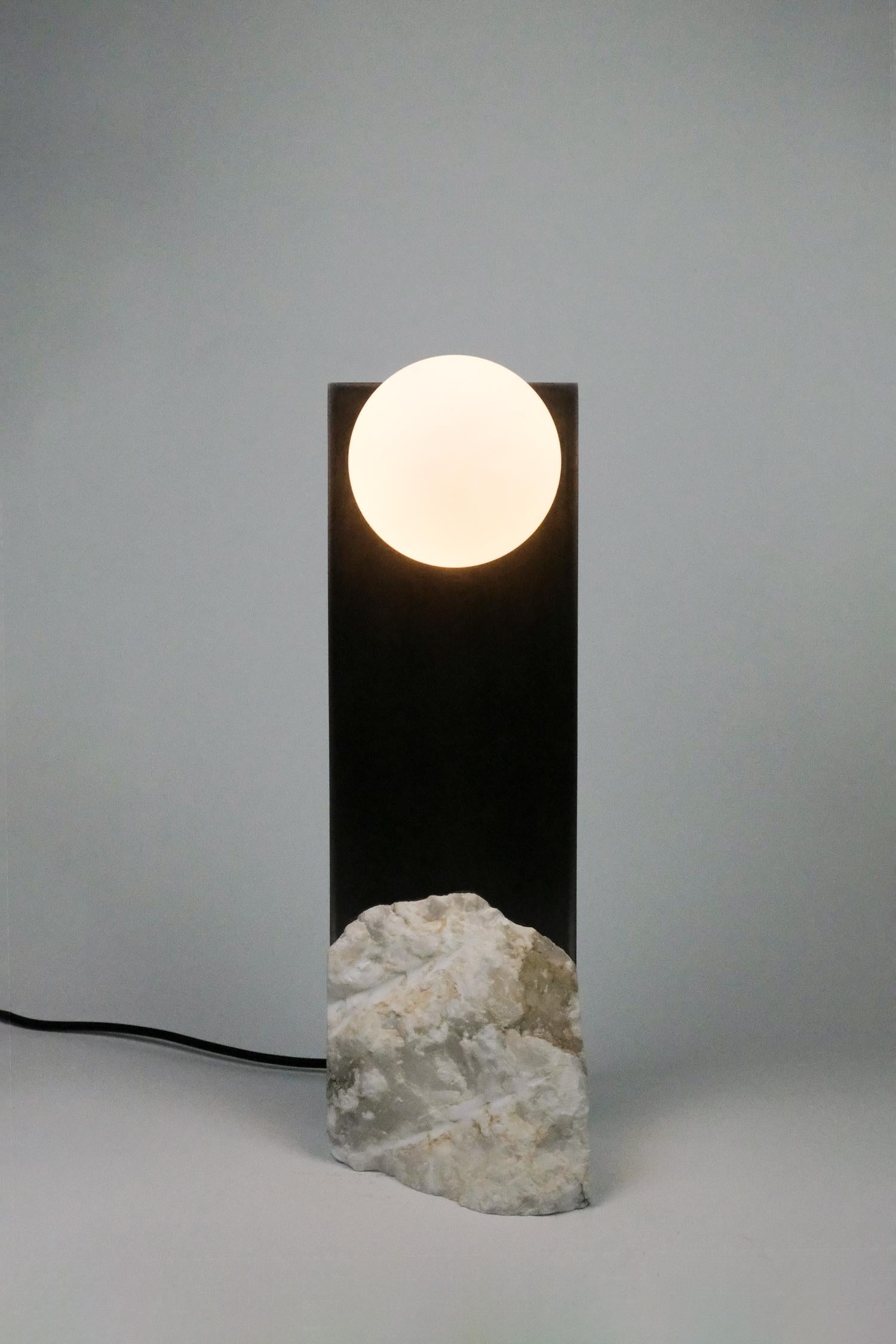 Lampe à poser verticale Himalaya Lunar par Heako Studio
Pièce unique.
Dimensions : Ø 15,3 x H 45,7 cm : Ø 15,3 x H 45,7 cm.
MATERIAL : Laiton, acier et albâtre.

Toutes nos lampes peuvent être câblées en fonction de chaque pays. Si elle est vendue