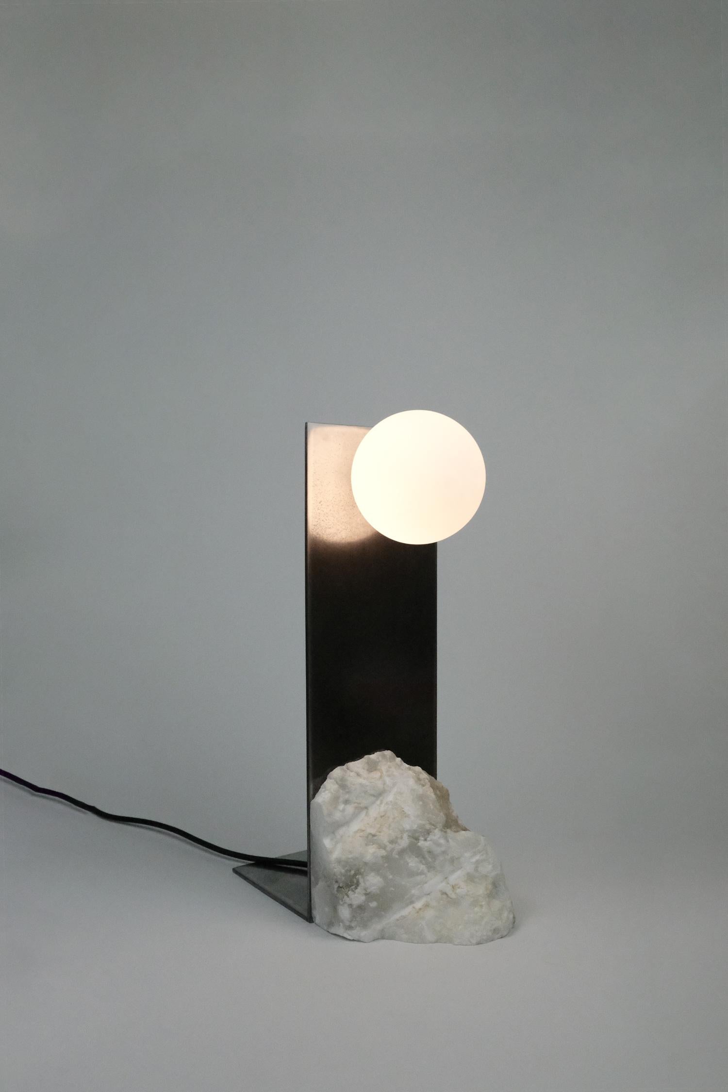 XXIe siècle et contemporain Lampe à poser verticale Himalaya Lunar par Heako Studio en vente