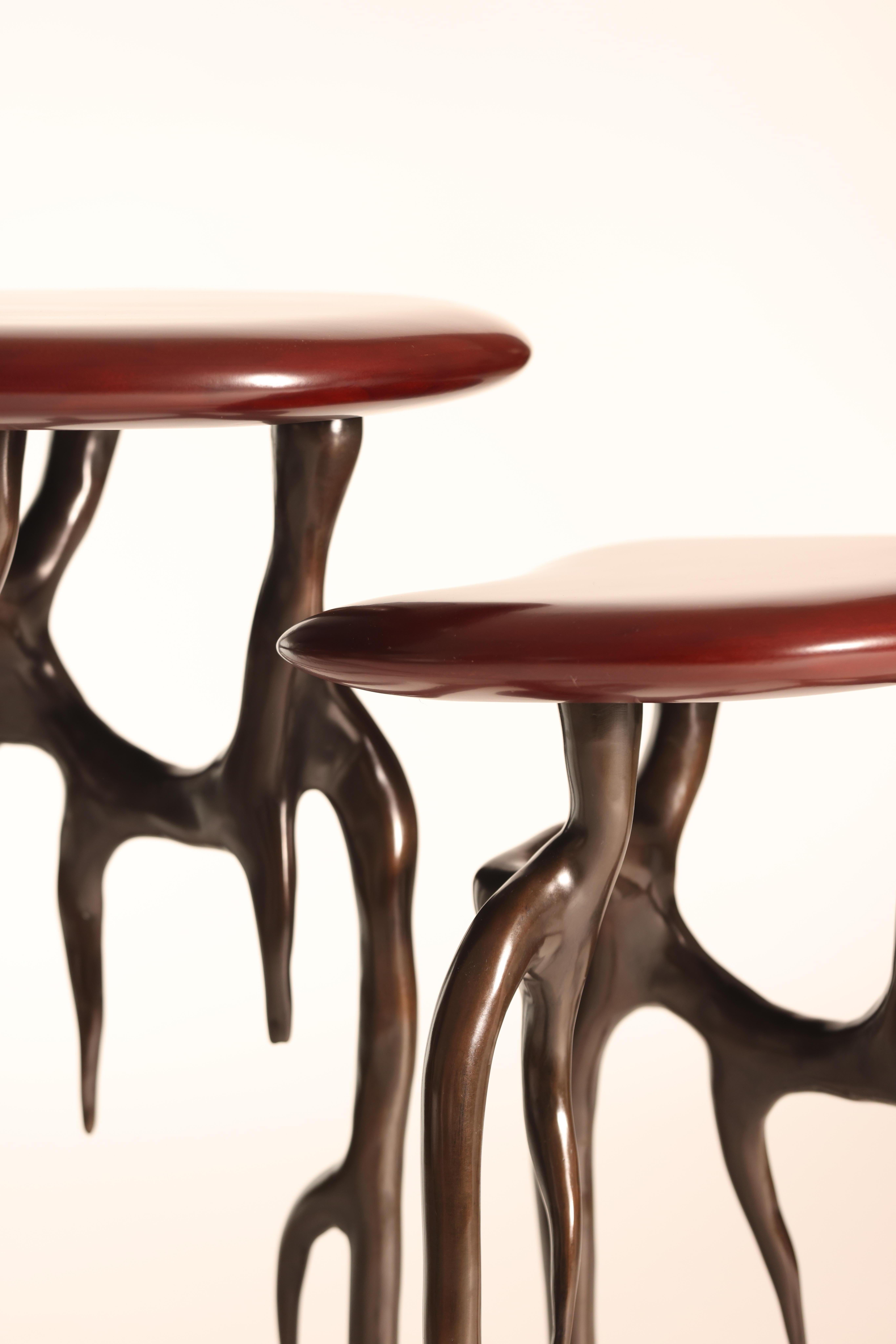 Moderne Table basse d'appoint Himalaya en bronze moulé avec plateau en laque rouge de l'Atelier Elan en vente