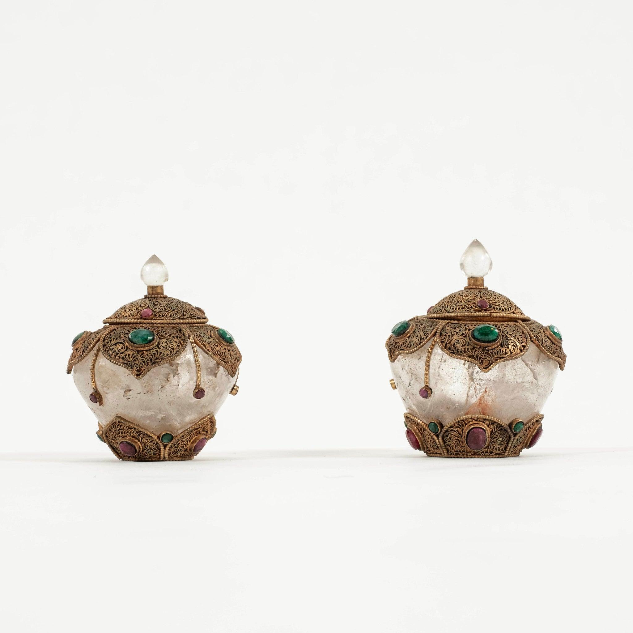 Paire de bols tibétains en cristal de roche filigrané et incrusté de bijoux, avec couvercles, datant du 21e siècle.