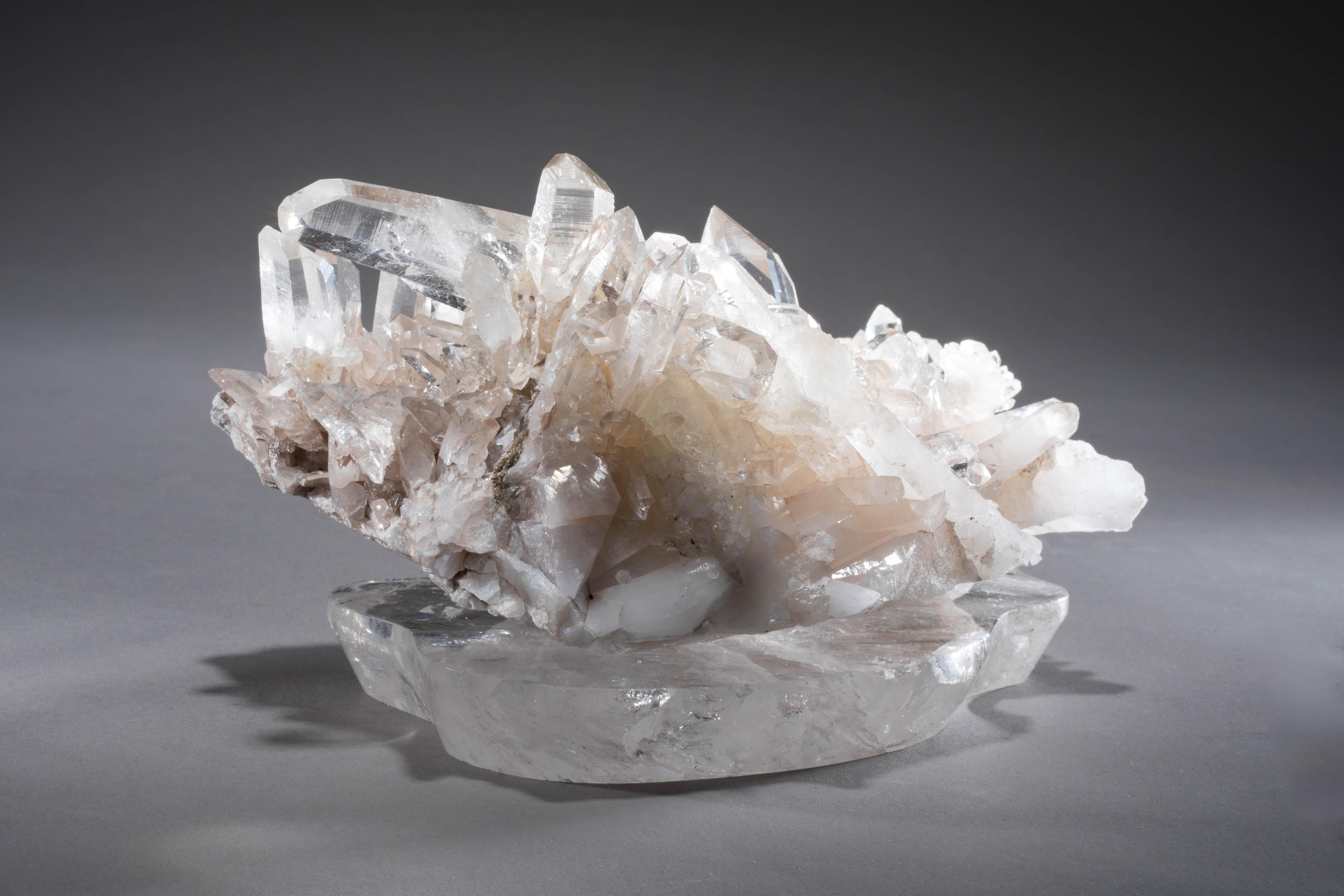 Moderne Petit quartz de l'Himalaya sur socle en cristal en vente
