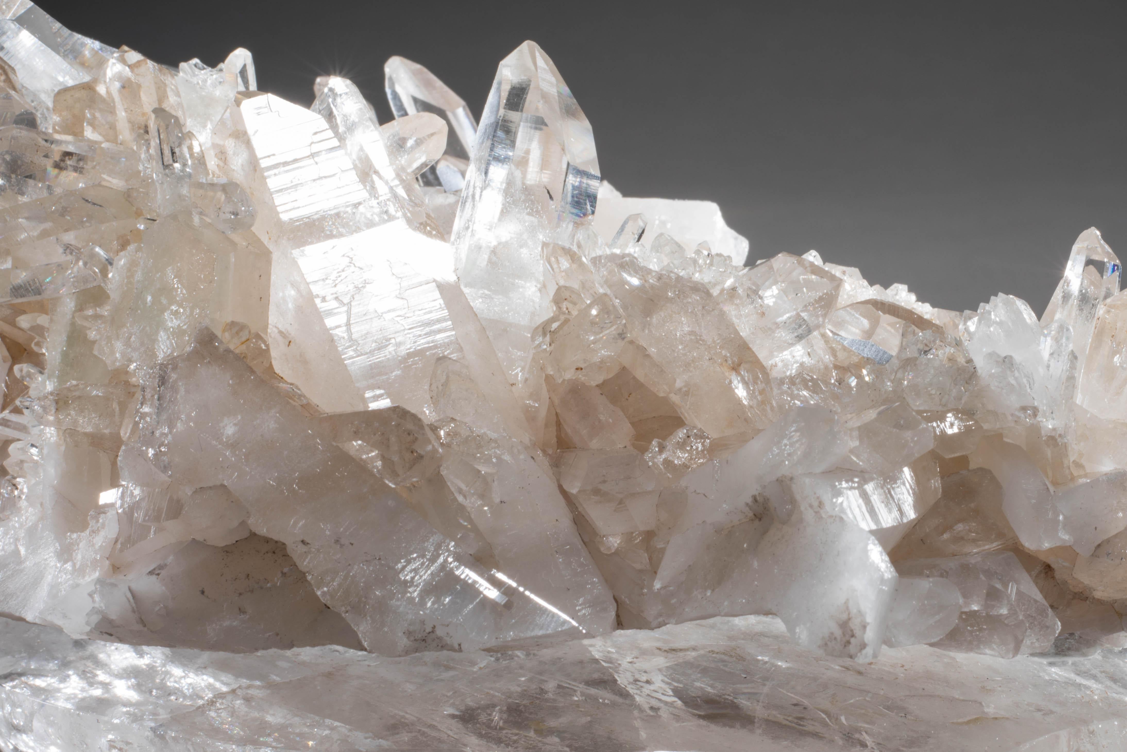 Américain Petit quartz de l'Himalaya sur socle en cristal en vente
