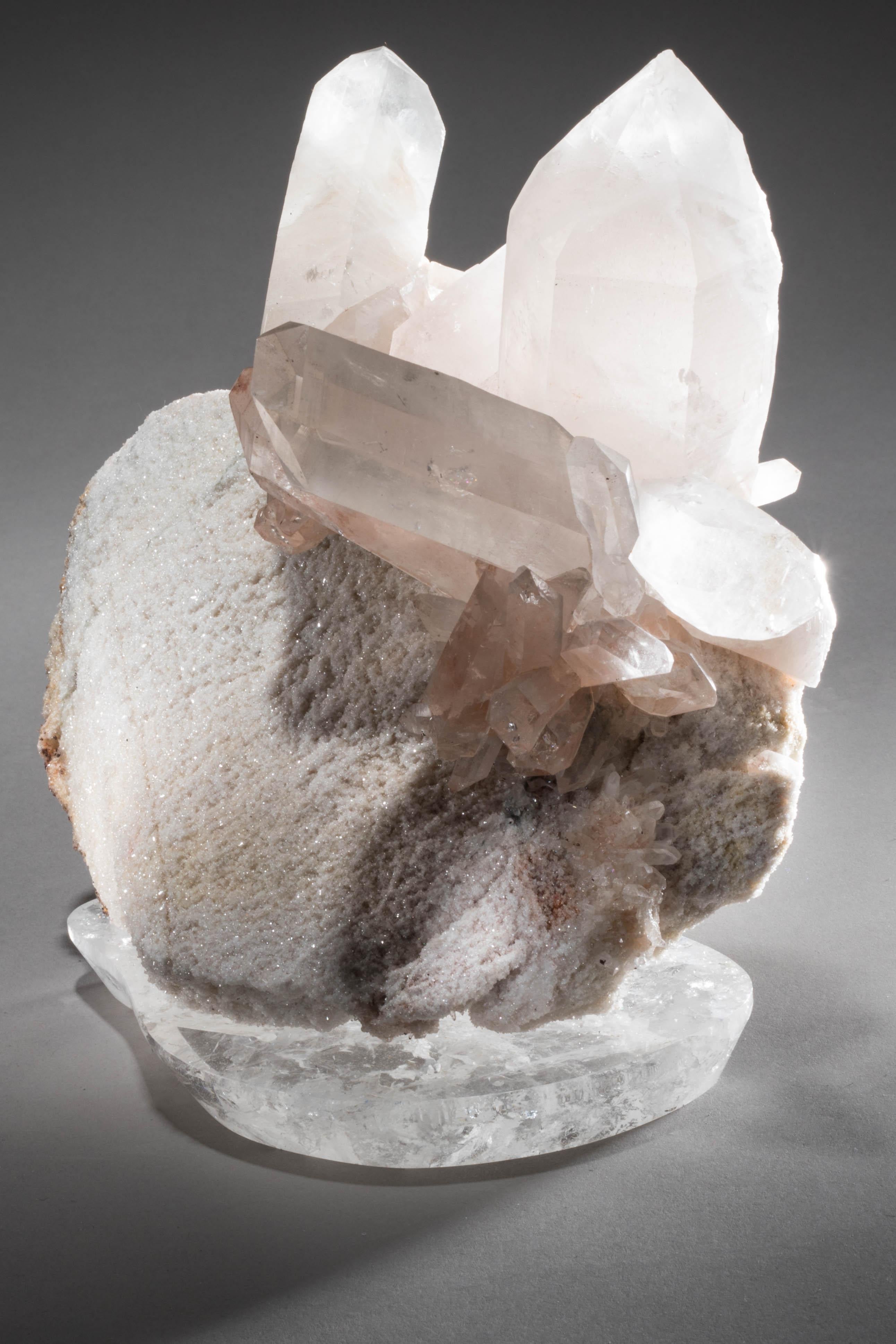 Quartz de l'Himalaya avec Druzy sur socle en cristal Neuf - En vente à New York, NY