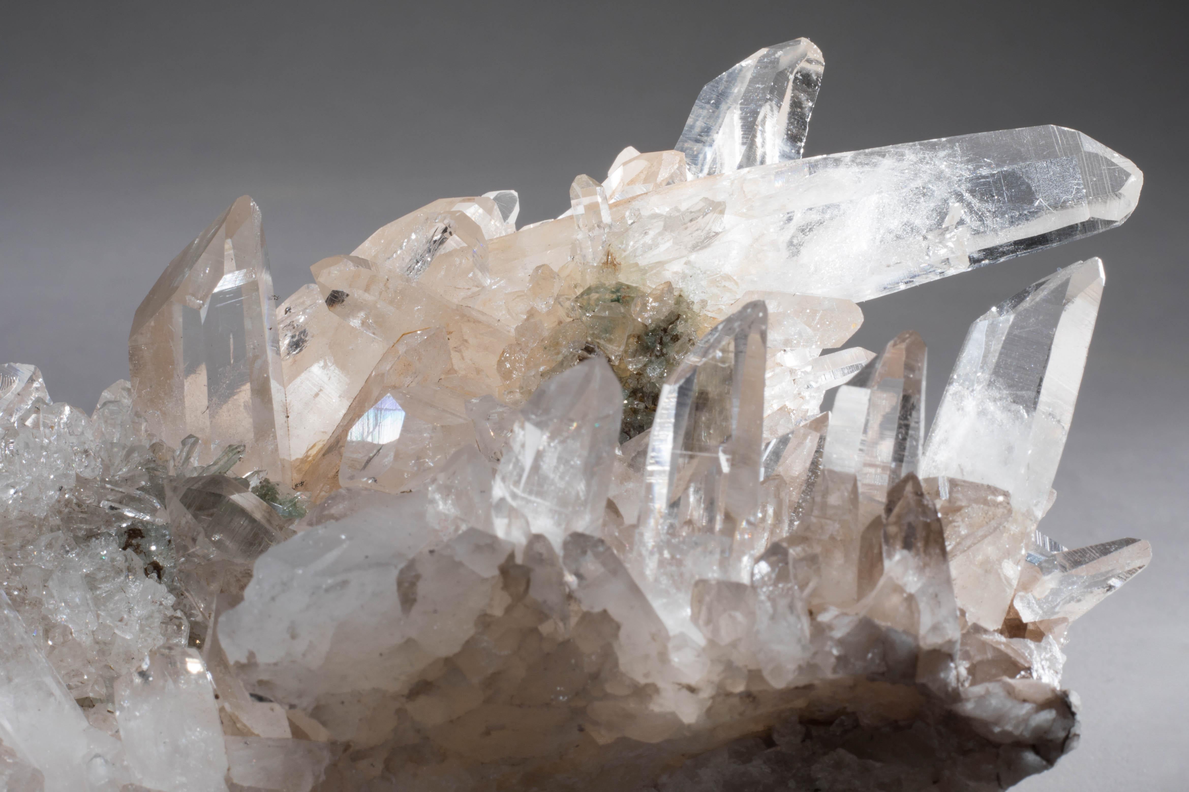 Petit quartz de l'Himalaya sur socle en cristal Neuf - En vente à New York, NY