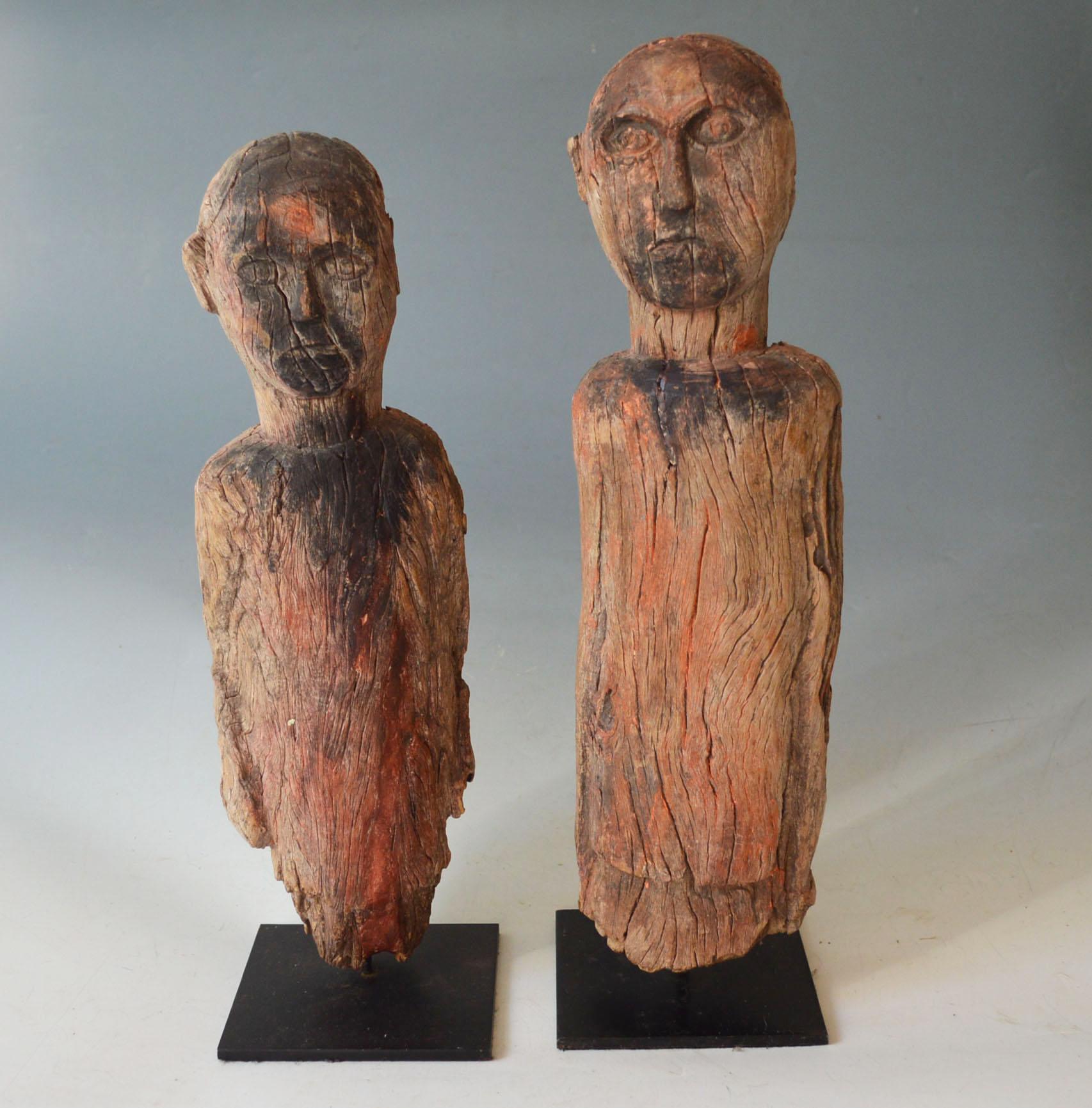Ein herausragendes Paar Ahnenfiguren vom Volk der Tharu in Südnepal.
Die stehenden Wächterfiguren, die Gesichter mit heiterem, rätselhaftem Ausdruck, 

Alte verwitterte Patina mit Resten von Pigmenten, Altersrisse mit einer alten Reparatur des