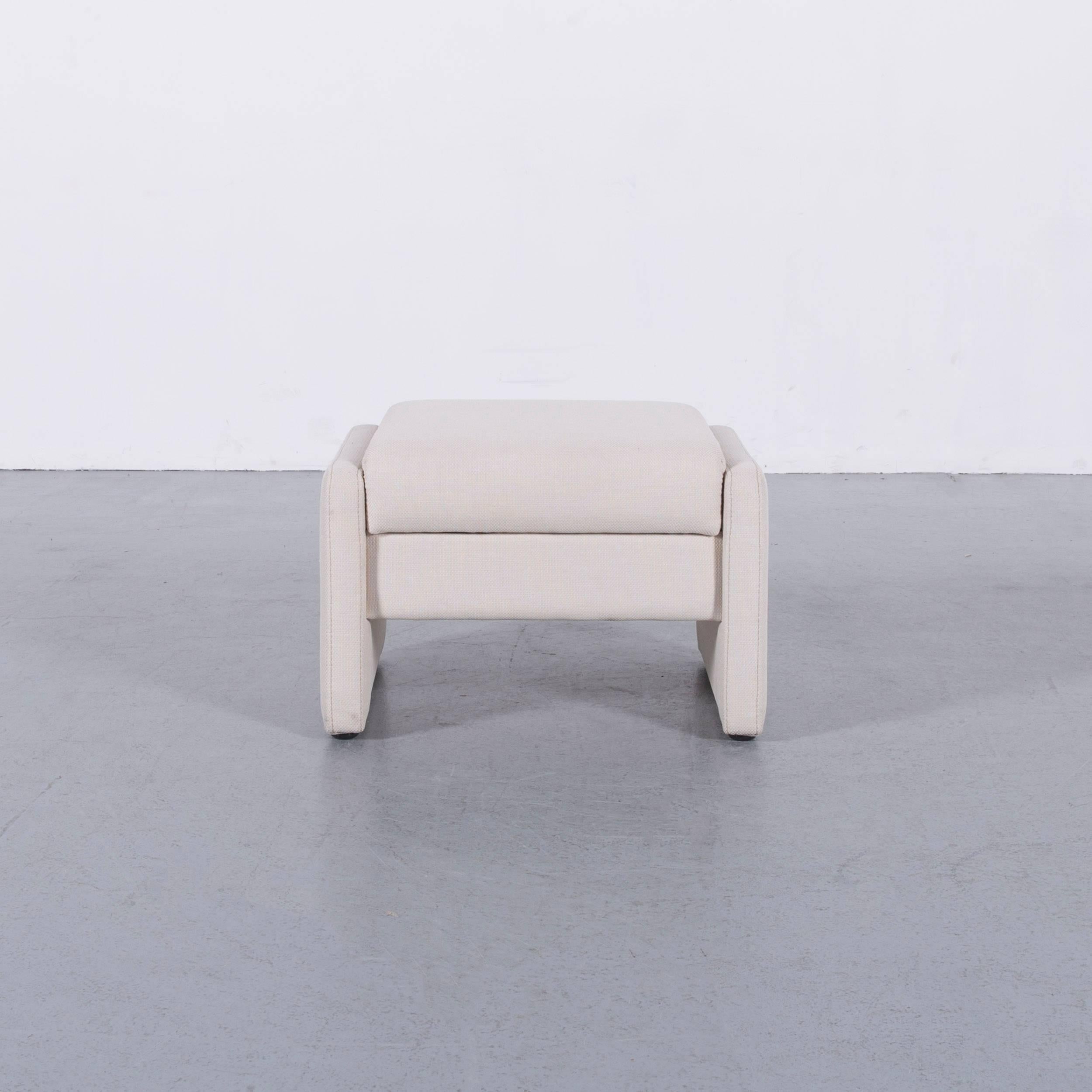 We bring to you an Himolla fabric foot-stool off-white bench.