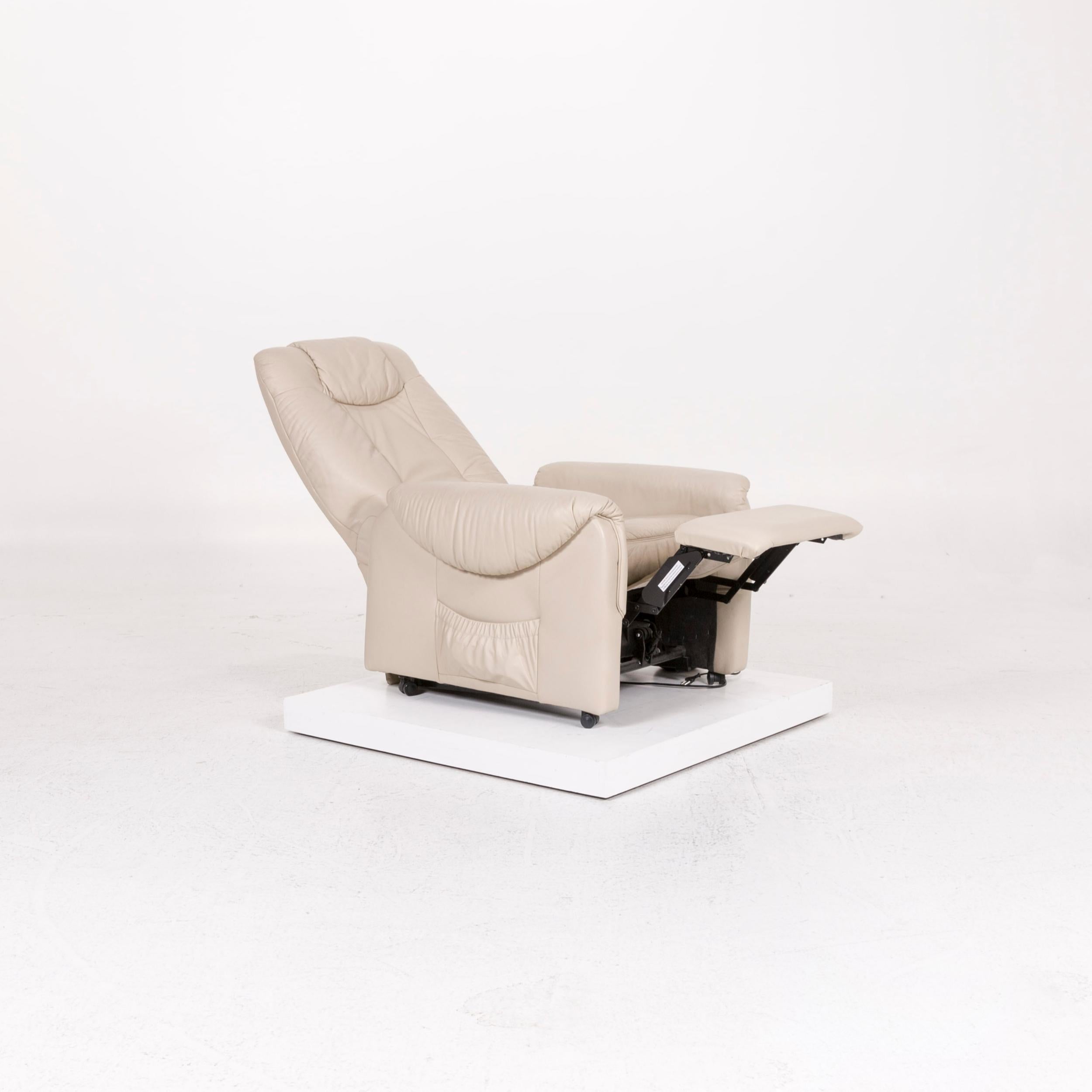 We bring to you a Himolla leather armchair cream electric relax function function stand-up aid.
    
 

 Product measurements in centimeters:
 

Depth 88
Width 76
Height 88
Seat-height 44
Rest-height 58
Seat-depth 55
Seat-width