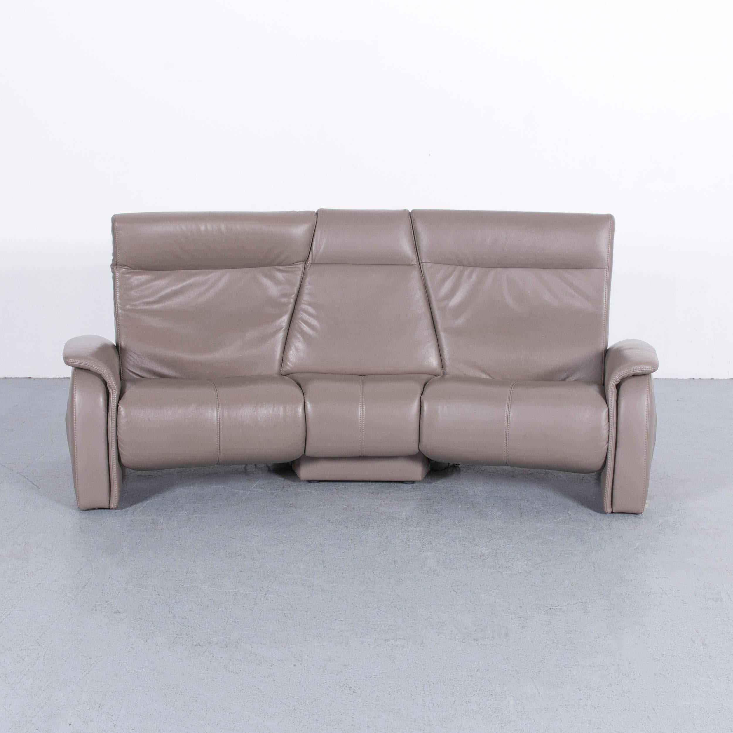 We bring to you an Himolla Trapez Sofa Grey Brown three-seat couch recliner.































        