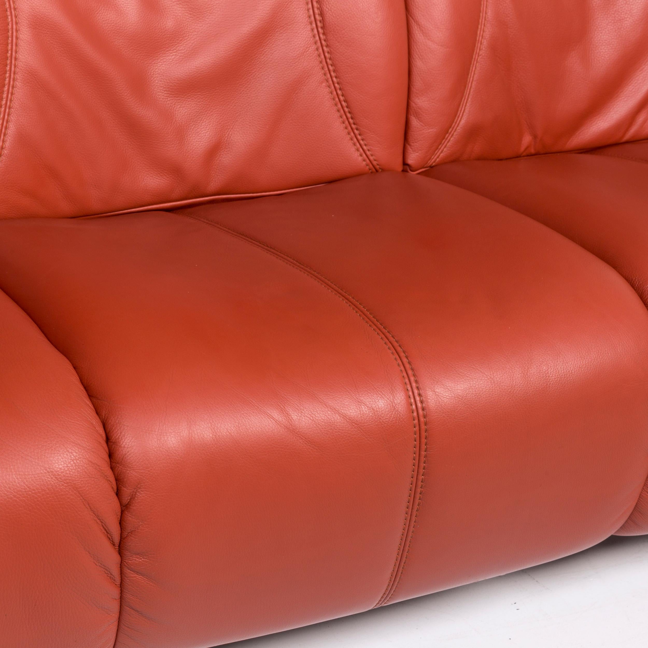 We bring to you a Himolla Windsor leather sofa red three-seat couch.

 

 Product measurements in centimeters:
 

Depth 83
Width 202
Height 104
Seat-height 43
Rest-height 61
Seat-depth 52
Seat-width 168
Back-height 65.
