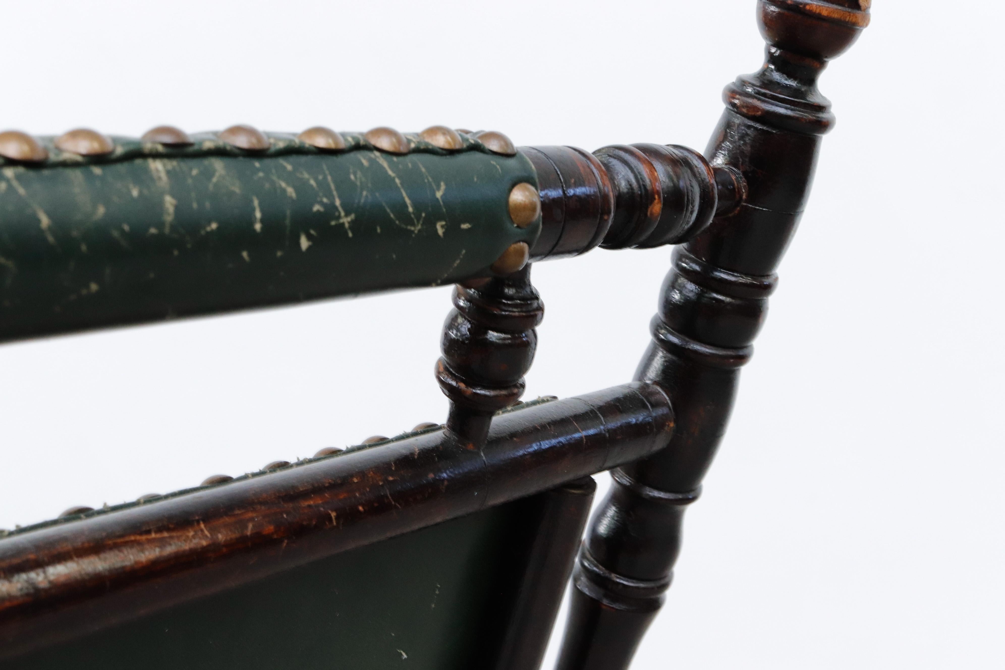 Sculpté Chaise à bascule torsadée de style Hindeloopen avec assise cloutée en cuir vert émeraude en vente