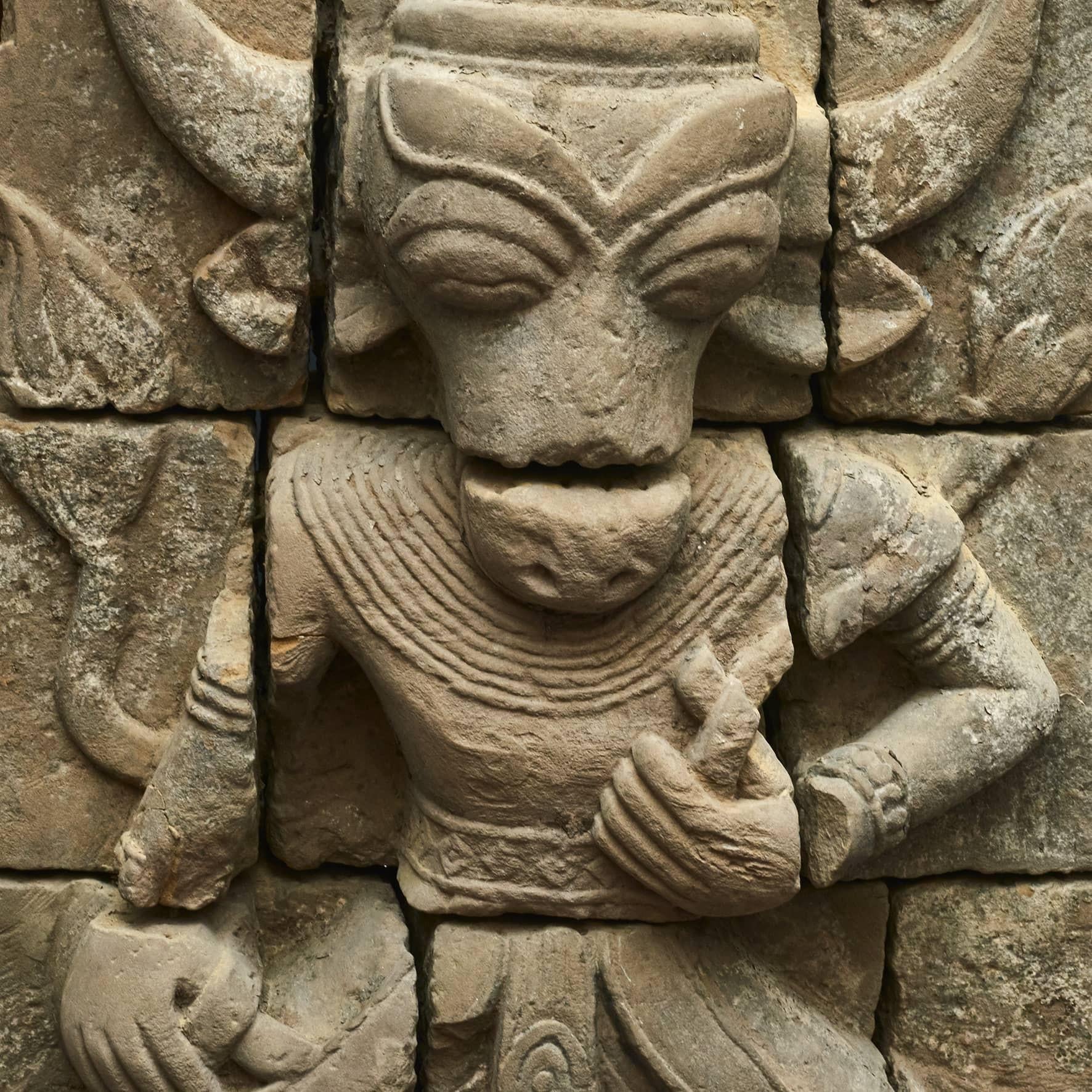 Hinduistische Sandsteinschnitzerei, die den Gott Nandi in menschlicher Gestalt darstellt.
 600-800 Jahre alt, wahrscheinlich älter.
Eine außergewöhnliche, in Sandstein gehauene Skulptur aus einem Tempel in Arakan, Birma.
Original in 12 Teilen -
