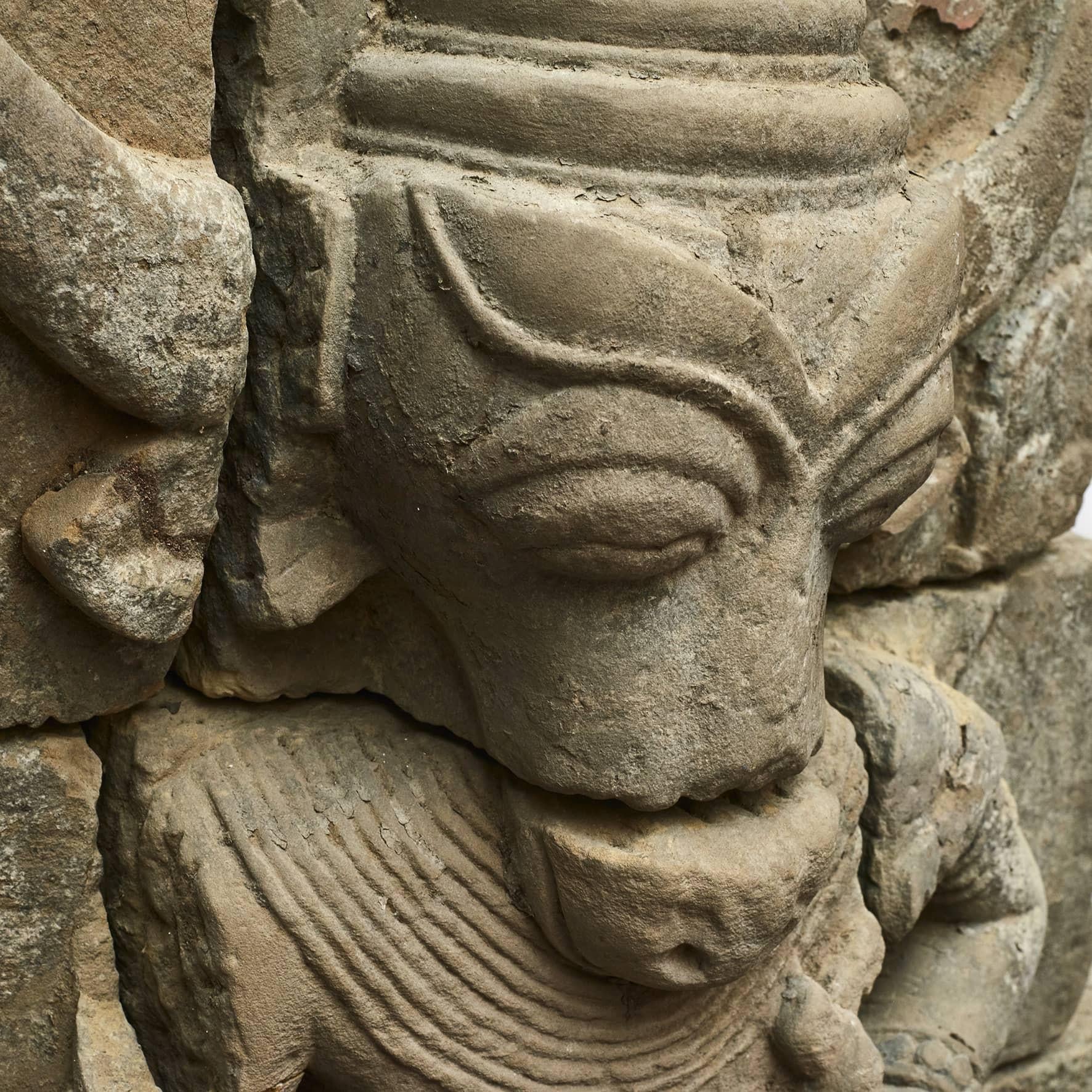 Hindi Sandsteinschnitzerei von Nandi / Nandikeshwara, 600-800 Jahre alt (Sonstiges) im Angebot