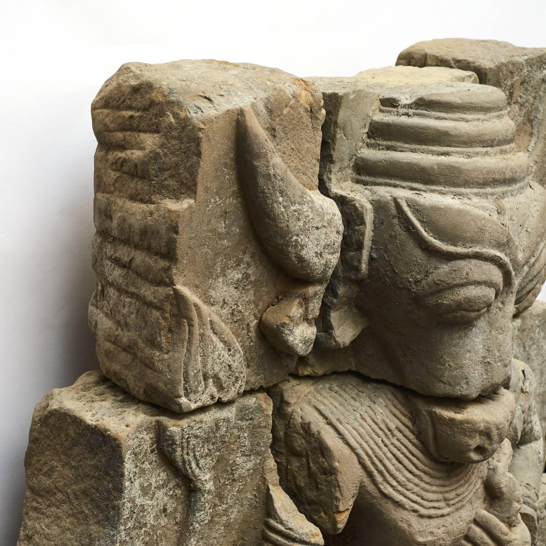 Hindi Sandsteinschnitzerei von Nandi / Nandikeshwara, 600-800 Jahre alt (Birmanisch) im Angebot