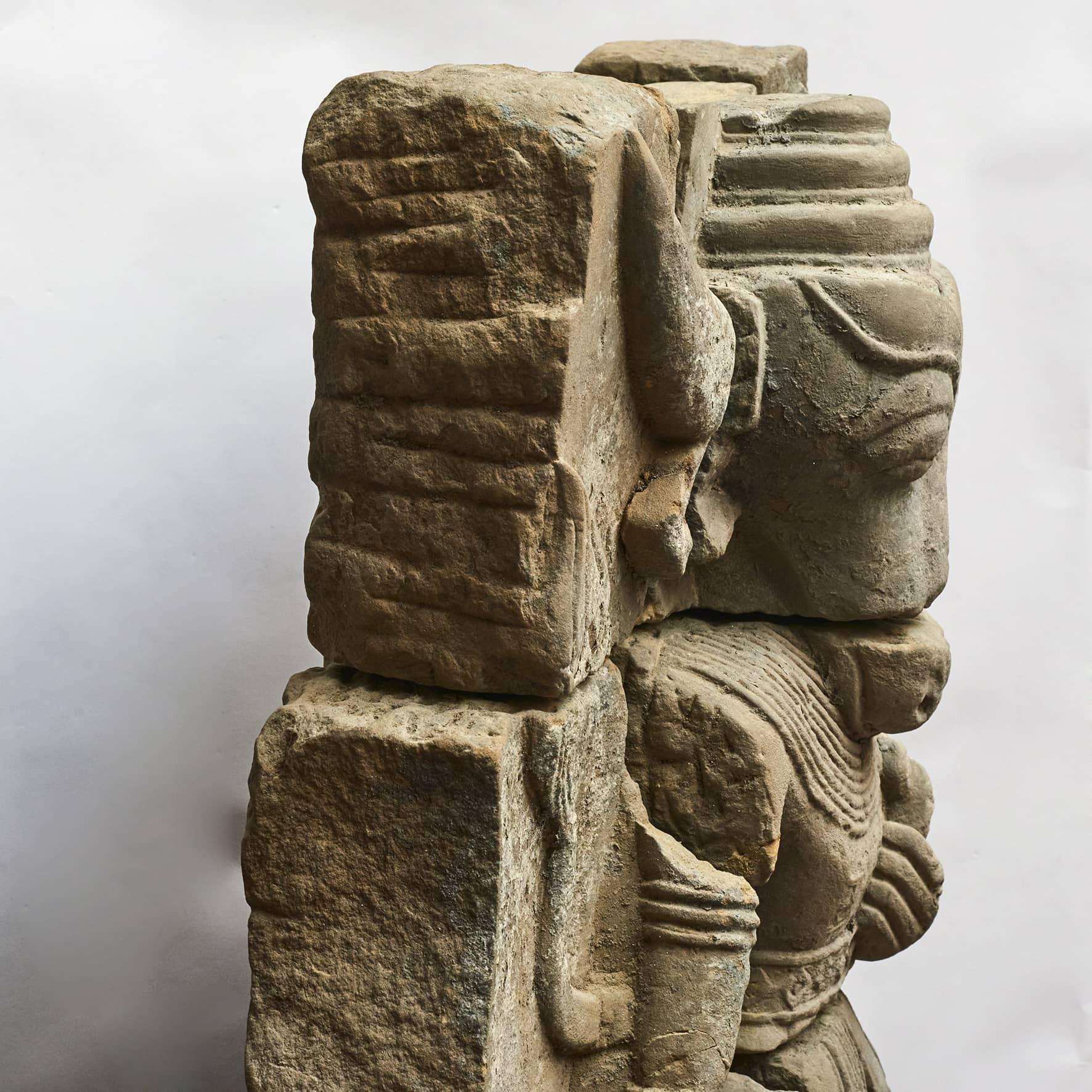 Hindi Sandsteinschnitzerei von Nandi / Nandikeshwara, 600-800 Jahre alt (Handgefertigt) im Angebot