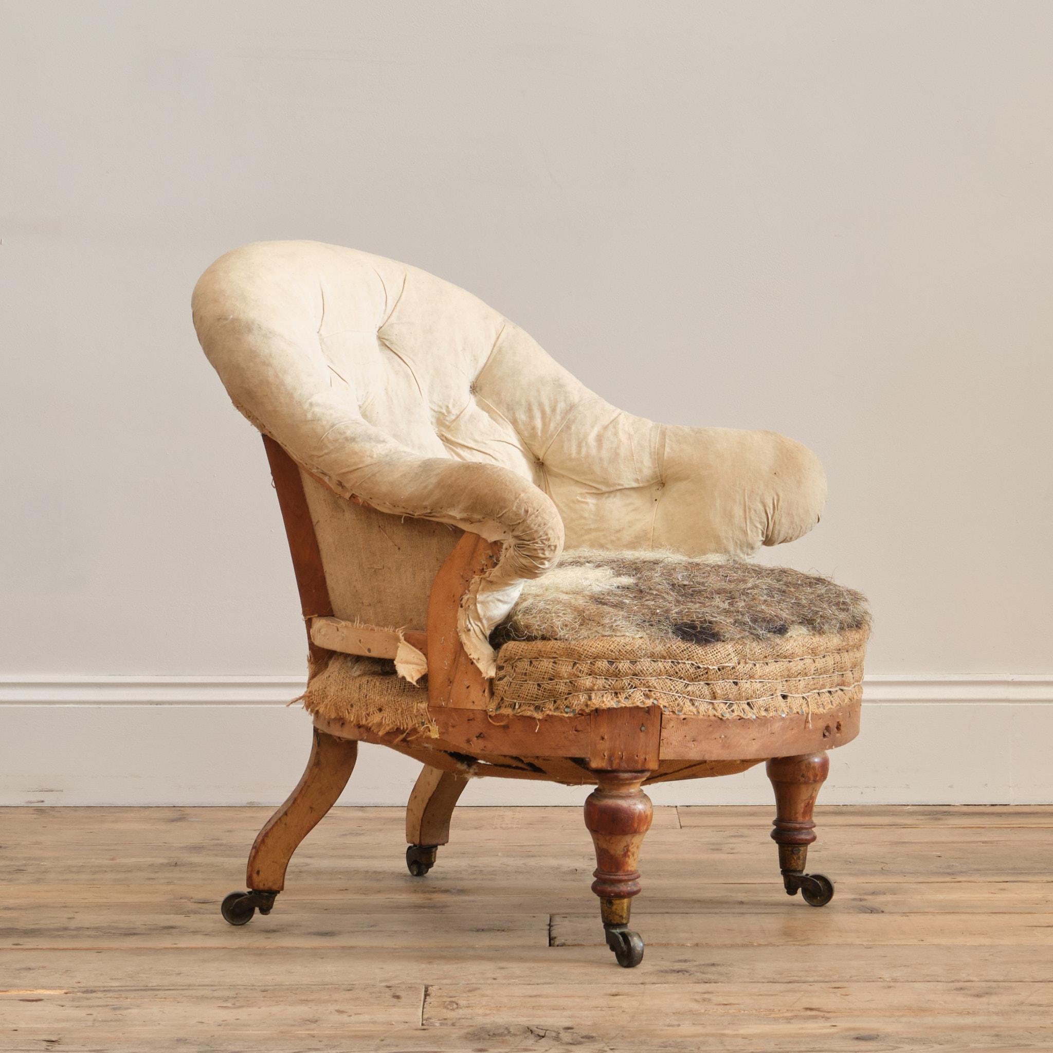 Sillón de buena calidad de mediados del siglo XIX, del conocido Hindley & Sons de 134 Oxford Street - Londres. Levantada sobre patas delanteras torneadas de abedul y traseras ensanchadas, conservando todas las ruedas de latón originales. La pata