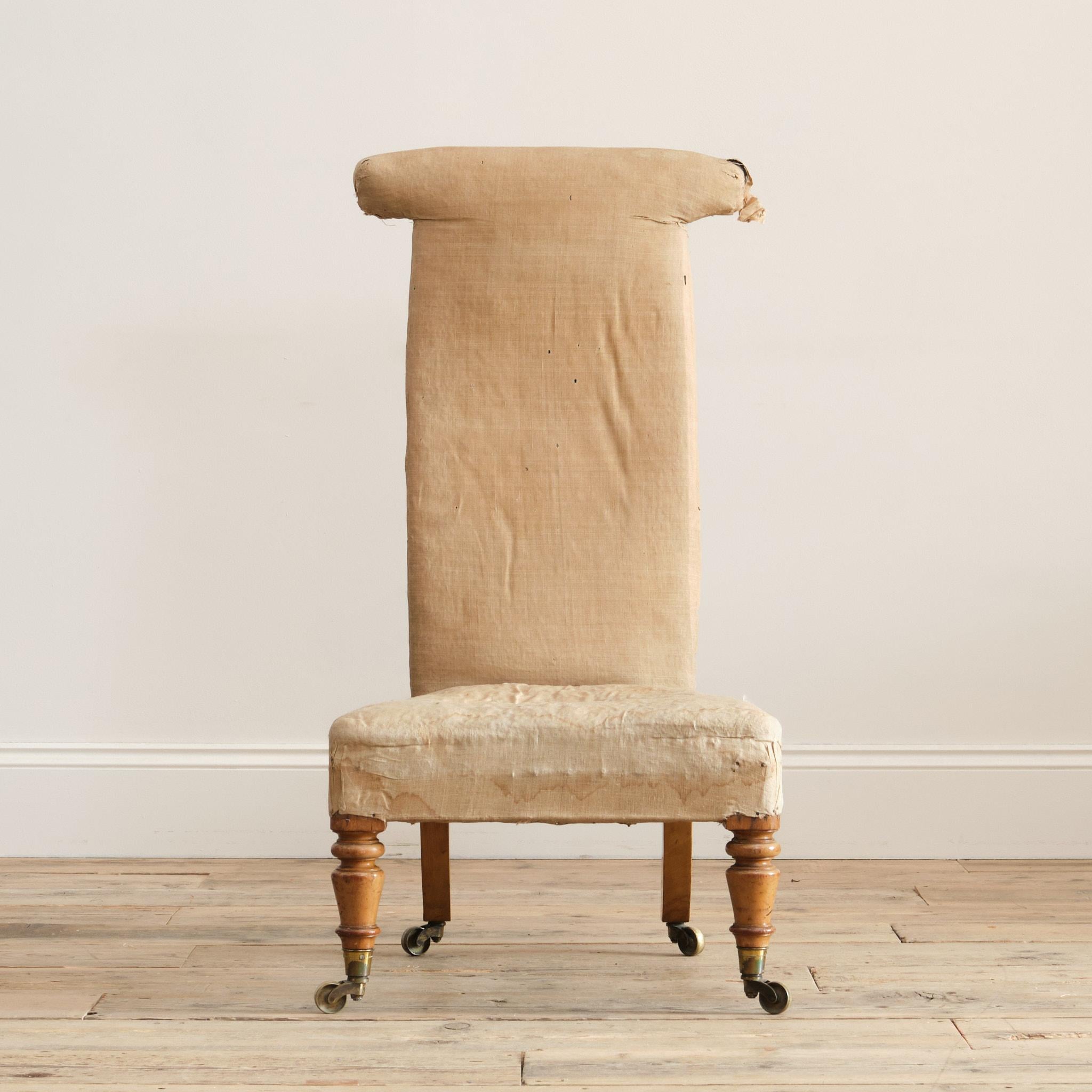 Un superbo Prie-dieu o sedia da preghiera della metà del XIX secolo, opera della rinomata Charles Hindley & Sons di 134 oxford street - Londra, 1850 circa. Si erge su gambe anteriori tornite e posteriori strombate, tutte con le rotelle originali in