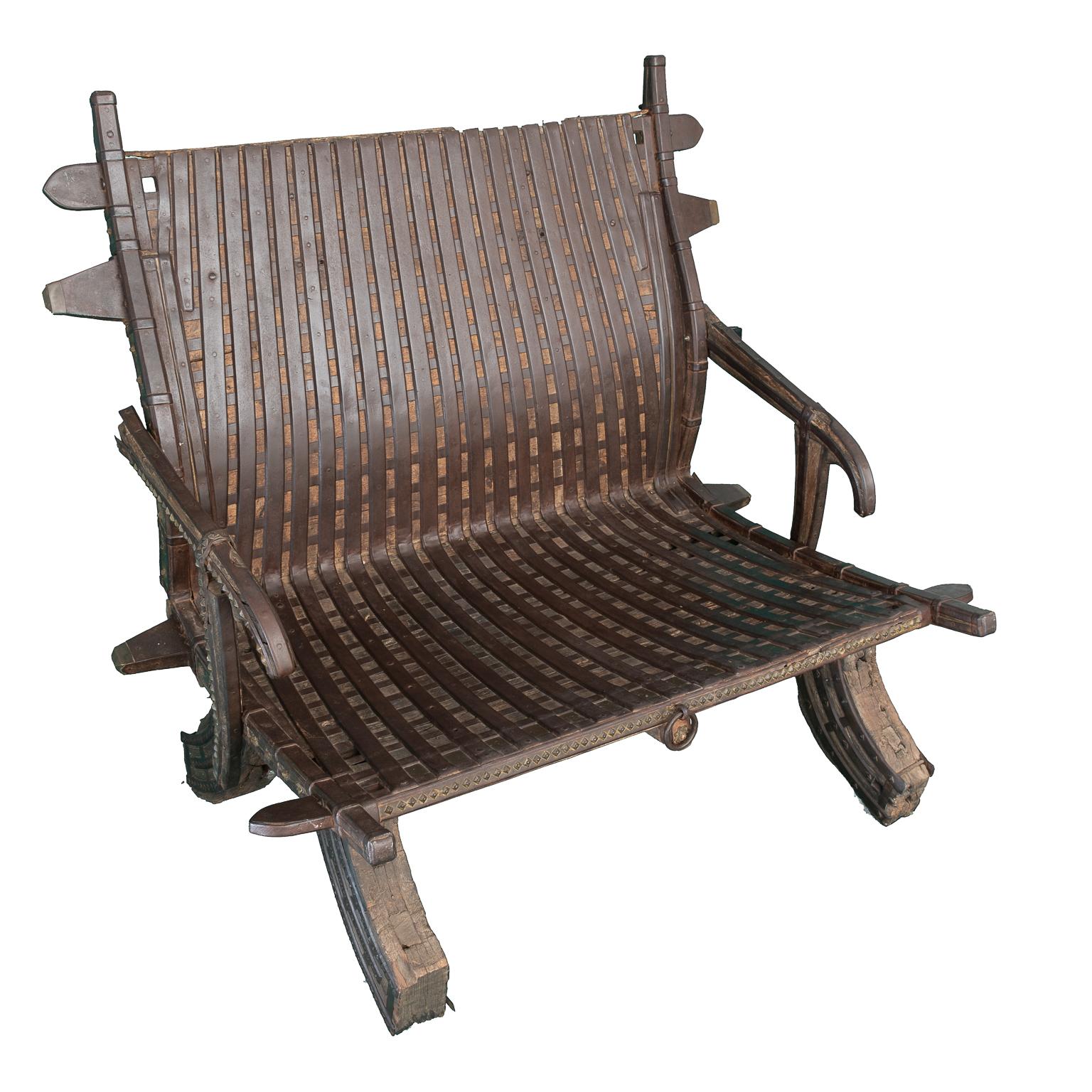 Chaise hindoue, ancienne du début du 18ème siècle, en bois avec du fer forgé, elle présente des usures et des détériorations dues à l'ancienneté.